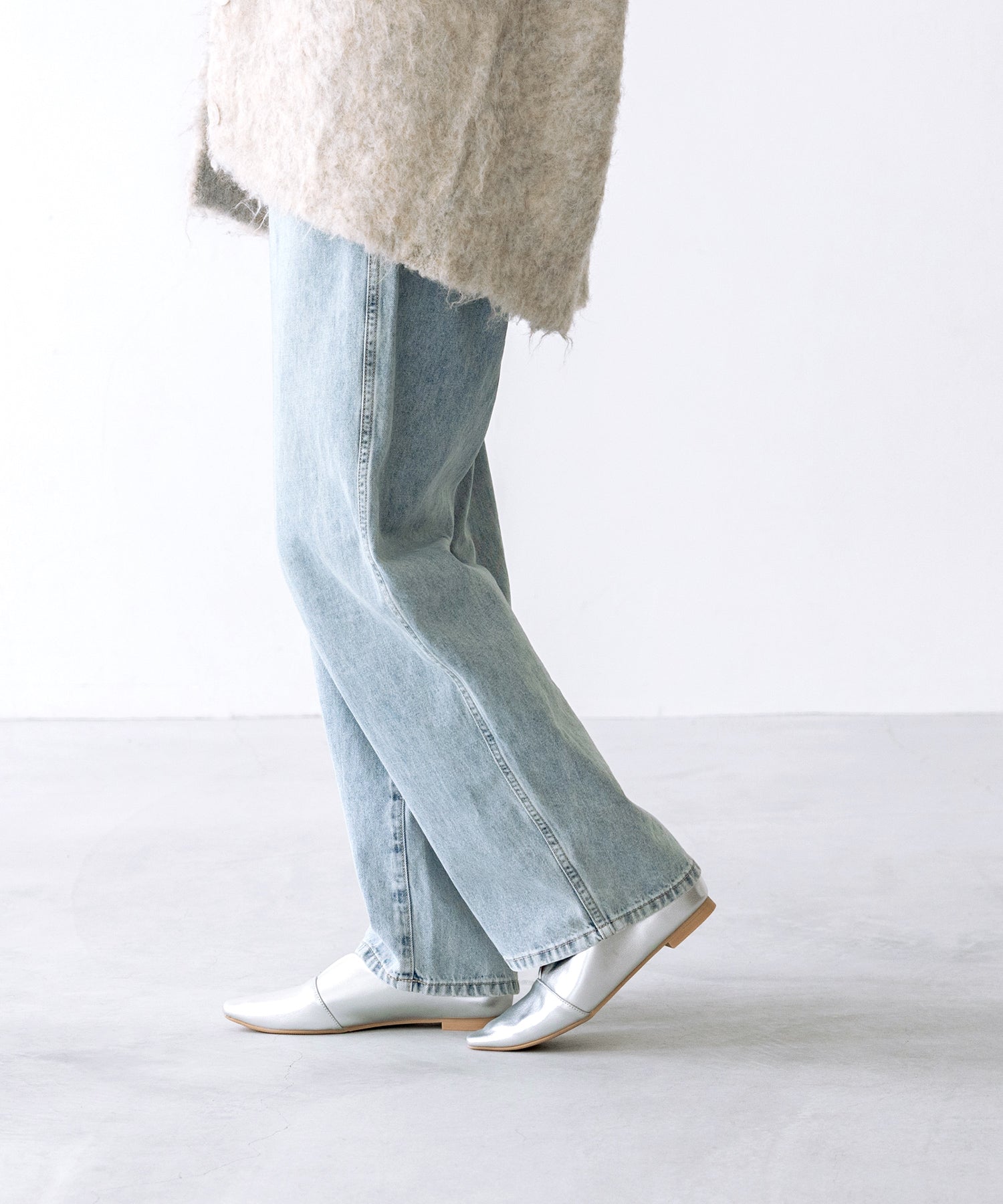 メヌエ Menue スクエアトゥ スリットカッティング フラットシューズ (1140シルバーPU) 1140シルバーPU