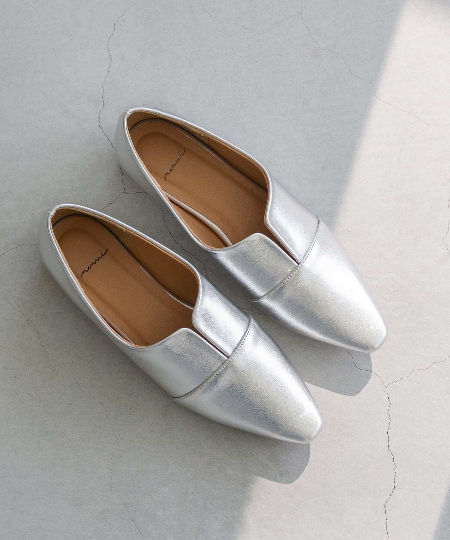 メヌエ Menue スクエアトゥ スリットカッティング フラットシューズ (1140シルバーPU) 1140シルバーPU