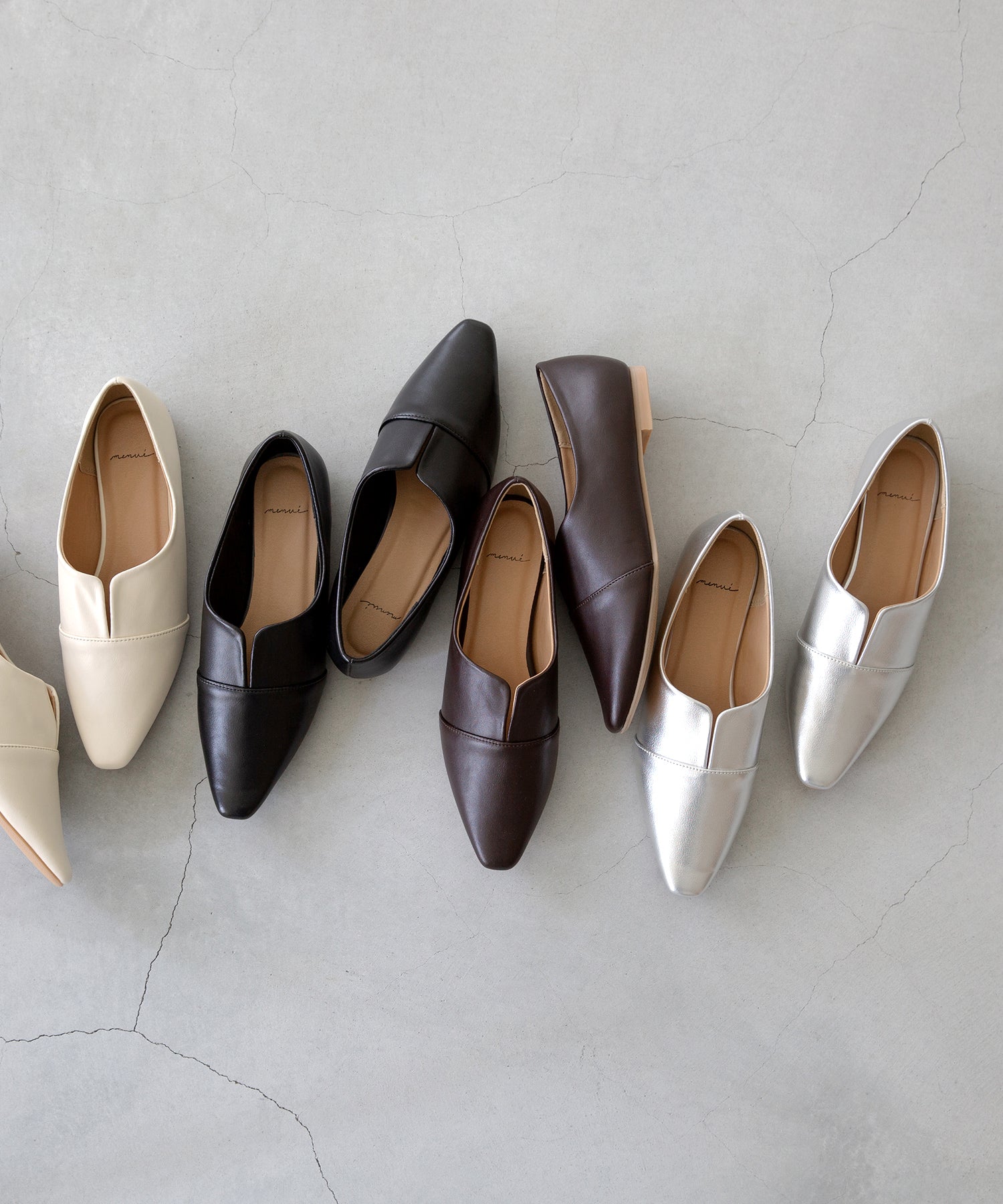 メヌエ Menue スクエアトゥ スリットカッティング フラットシューズ (1140シルバーPU) 1140シルバーPU