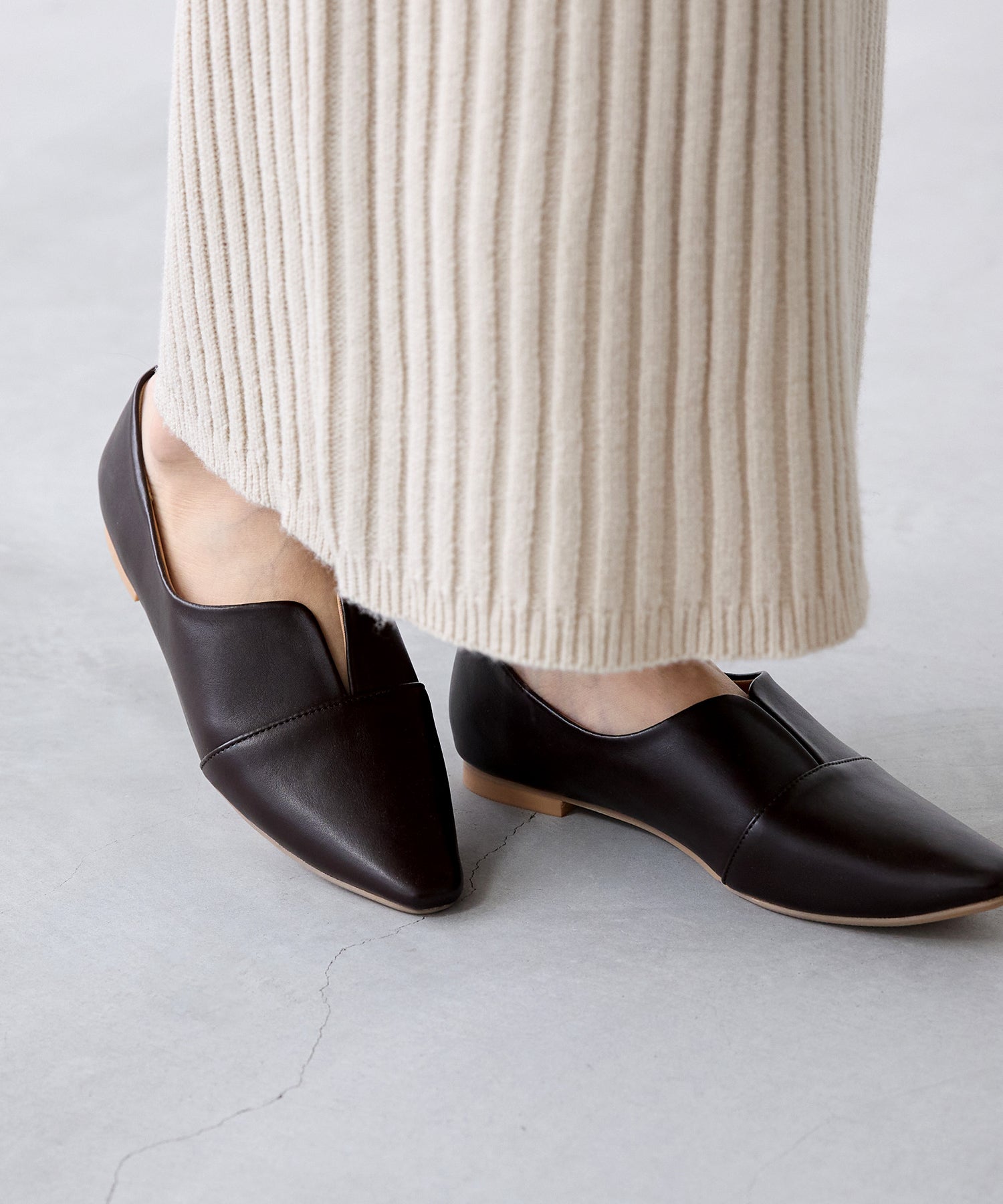 メヌエ Menue スクエアトゥ スリットカッティング フラットシューズ (1086ダークブラウンPU) 1086ダークブラウンPU