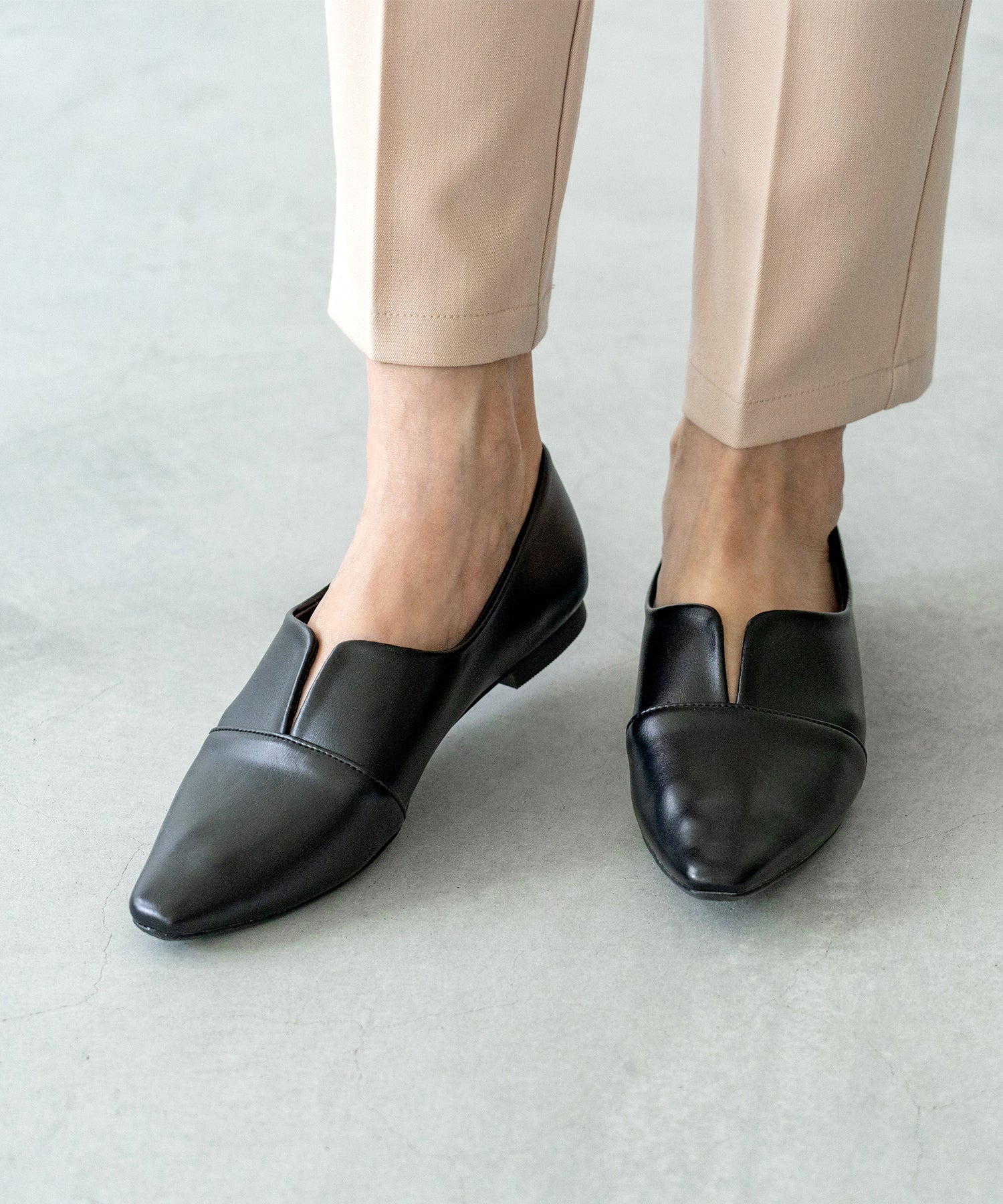 メヌエ Menue スクエアトゥ スリットカッティング フラットシューズ (1020ブラックPU) 1020ブラックPU