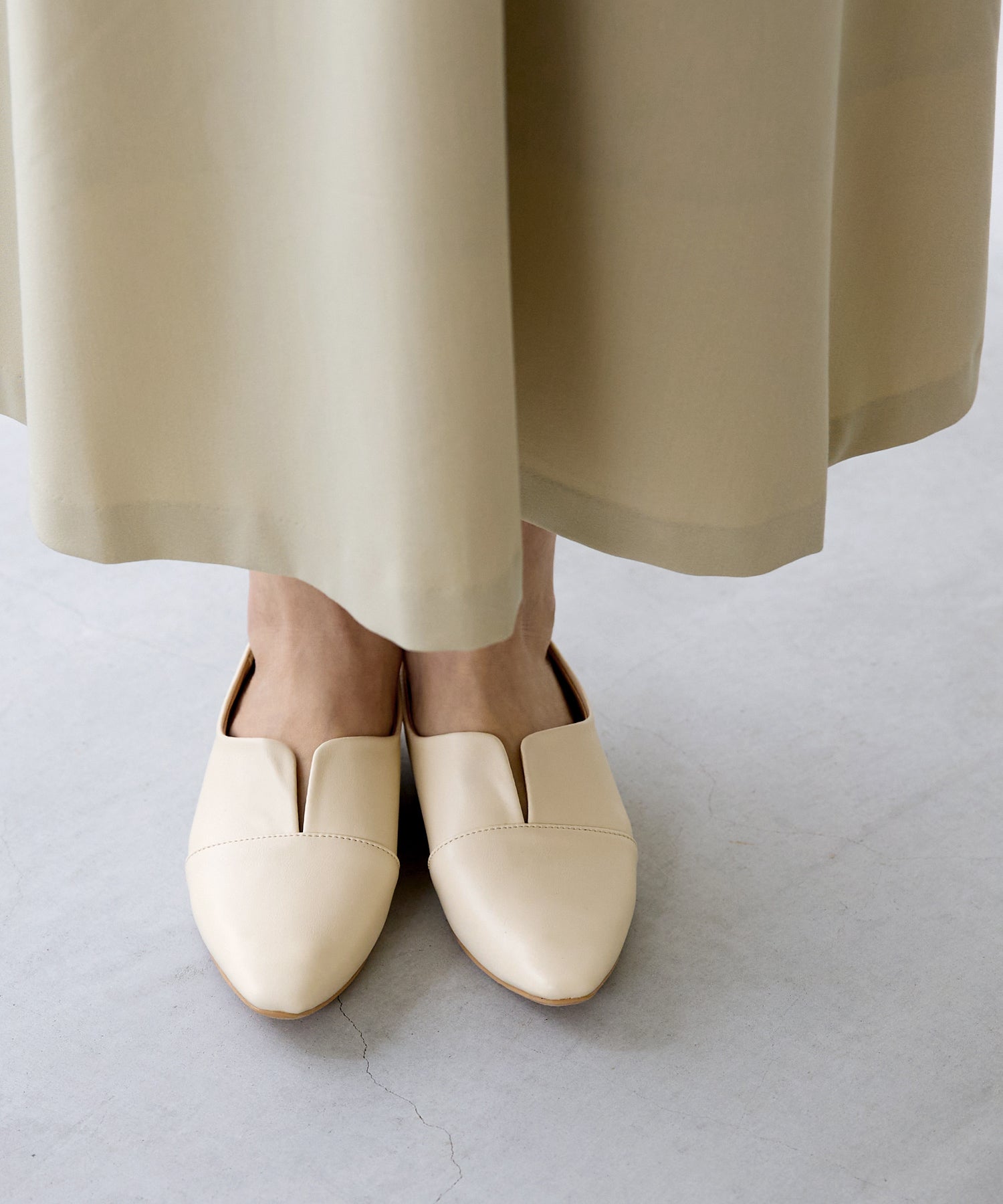 メヌエ Menue スクエアトゥ スリットカッティング フラットシューズ (1001アイボリーPU) 1001アイボリーPU