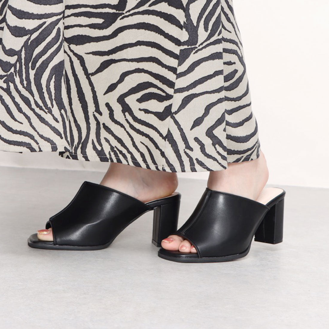 メヌエ Menue スクエアトゥセンターシーム7cmヒールミュール