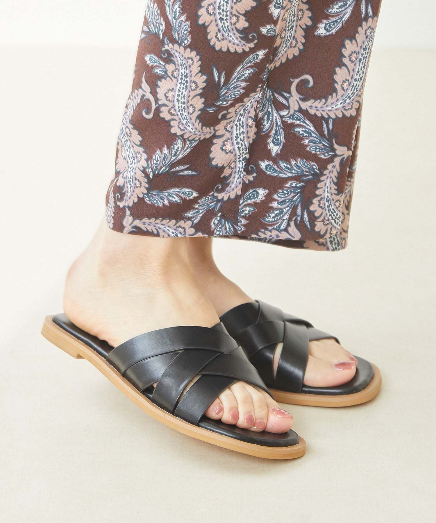 メヌエ Menue スクエアトゥ 編み込み サンダル (1020ブラックPU) 1020ブラックPU