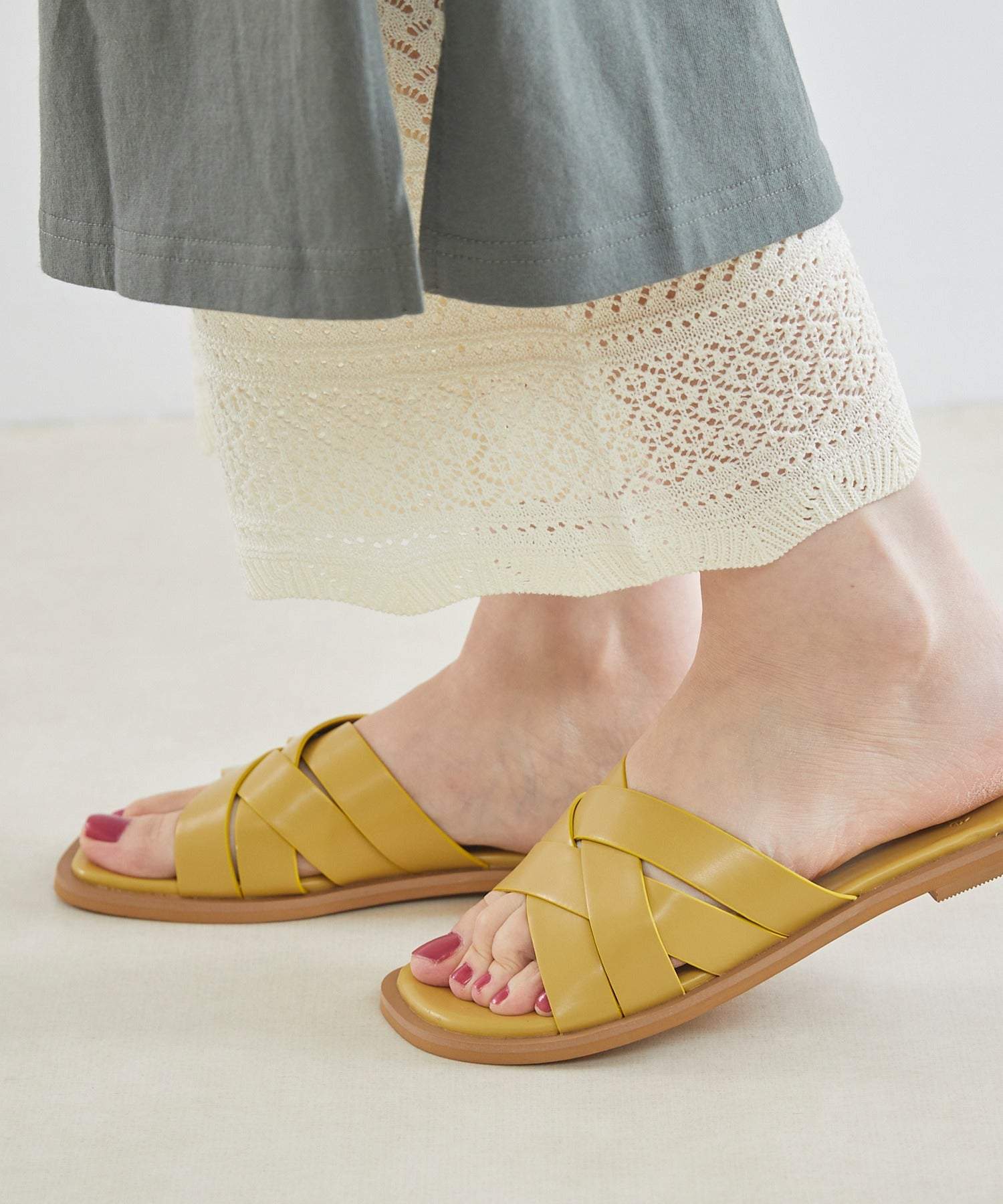 メヌエ Menue スクエアトゥ 編み込み サンダル (1063イエローPU) 1063イエローPU