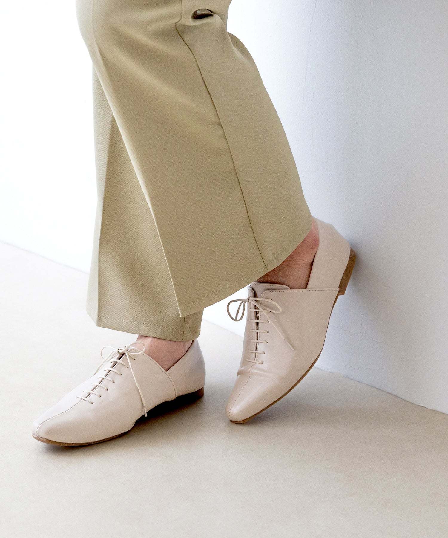 ポインテッドトゥソフトレースアップシューズ