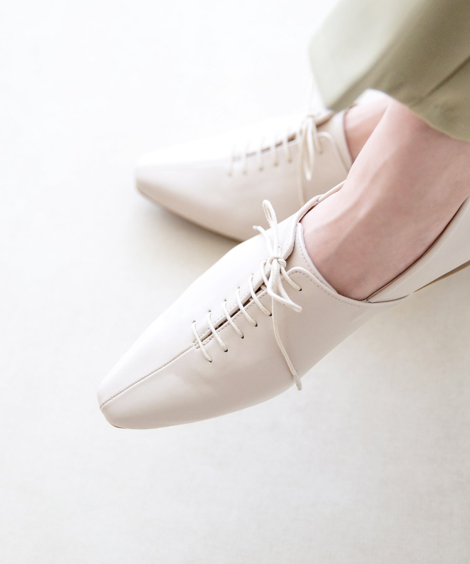 ポインテッドトゥソフトレースアップシューズ