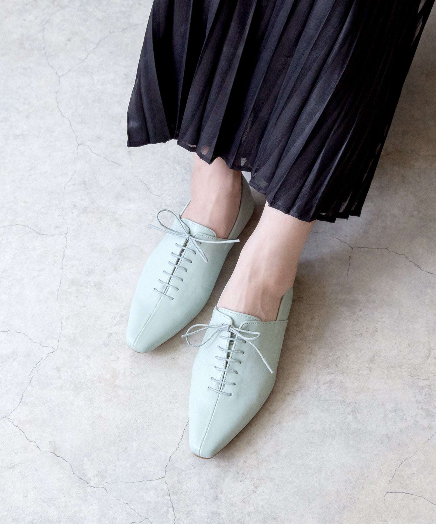 ポインテッドトゥソフトレースアップシューズ