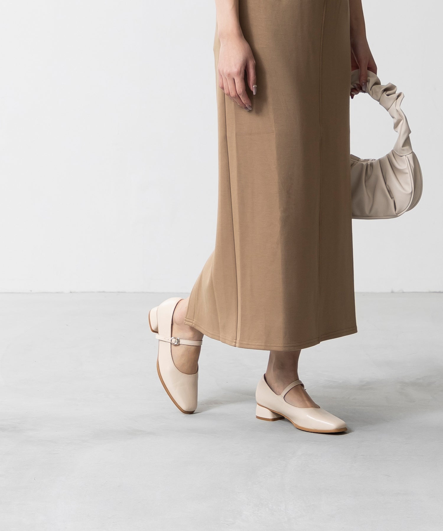 メヌエ Menue スクエアトゥストラップパンプス (1001アイボリーPU) 1001アイボリーPU