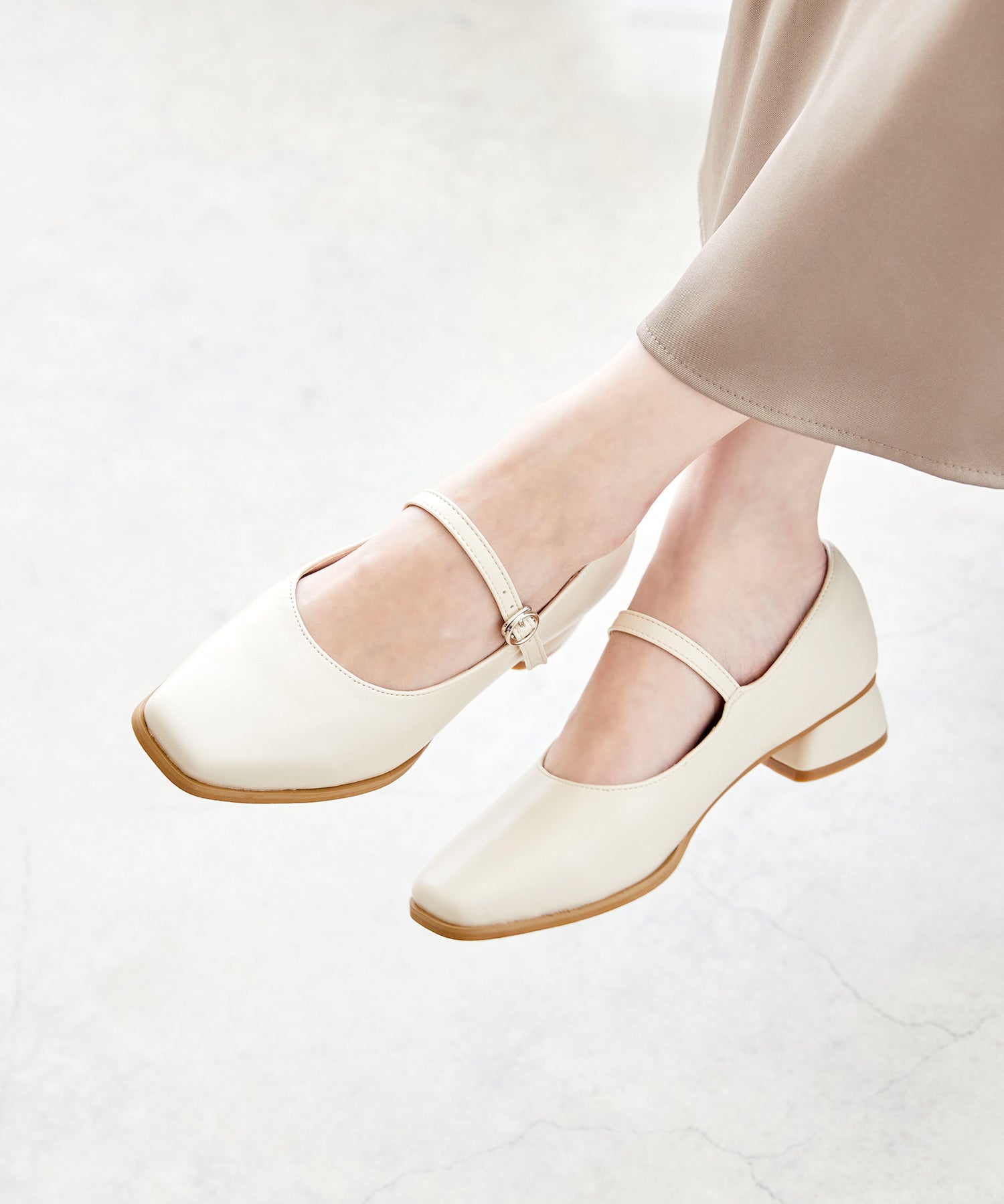 メヌエ Menue スクエアトゥストラップパンプス (1001アイボリーPU) 1001アイボリーPU