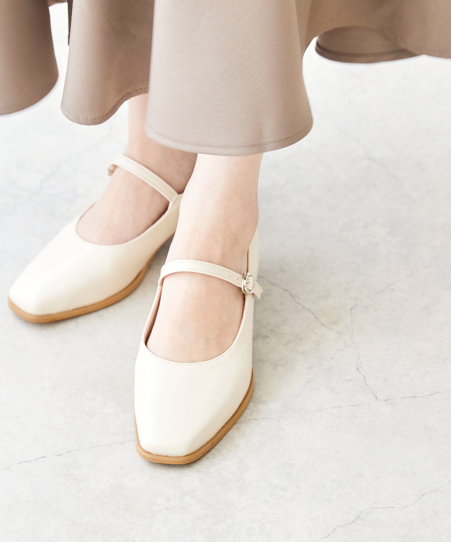 メヌエ Menue スクエアトゥストラップパンプス (1001アイボリーPU) 1001アイボリーPU