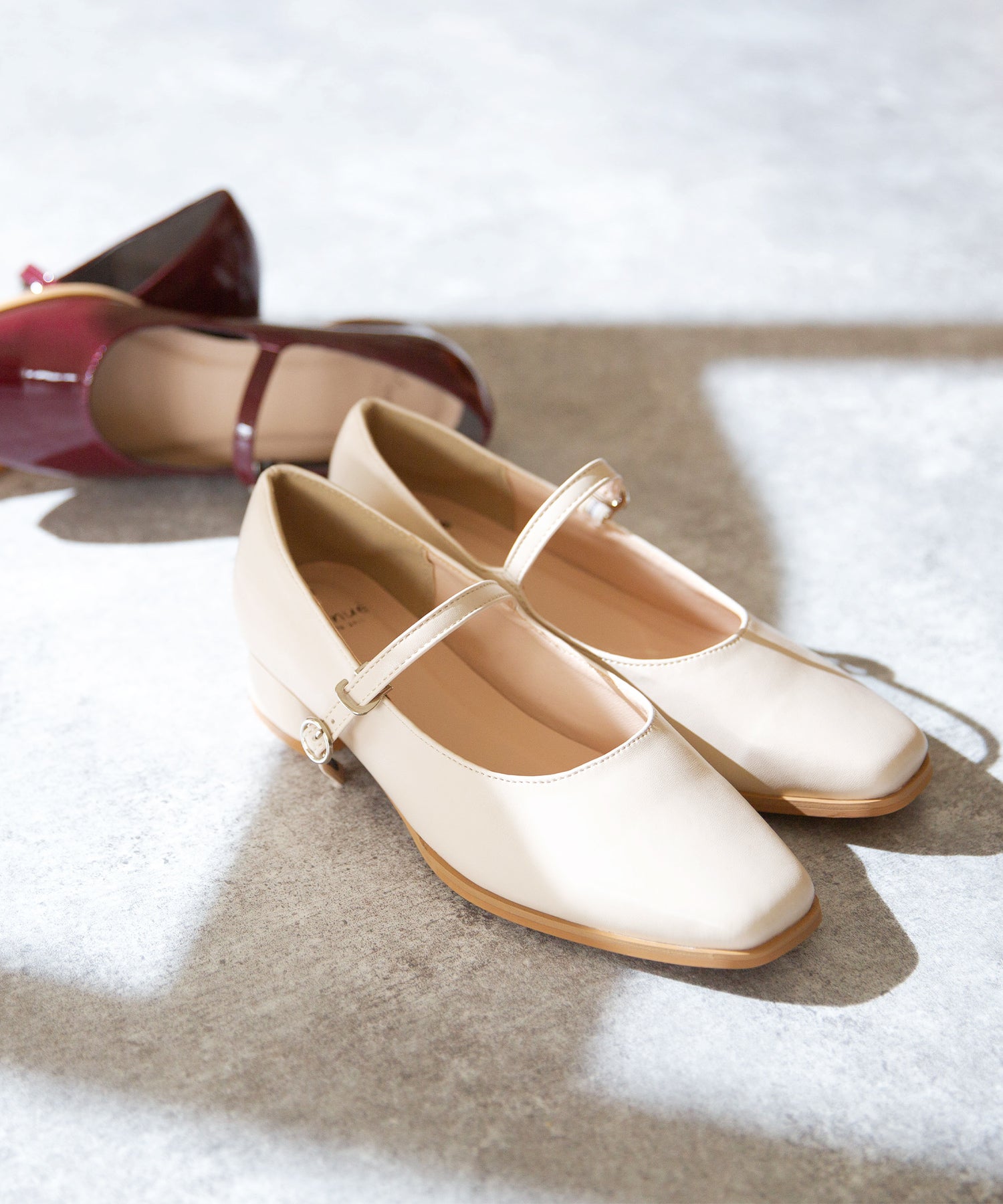 メヌエ Menue スクエアトゥストラップパンプス (1001アイボリーPU) 1001アイボリーPU