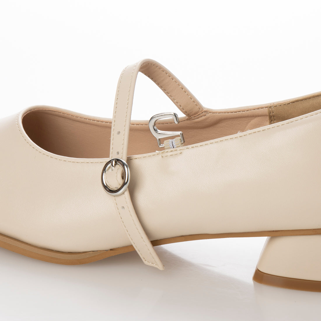 メヌエ Menue スクエアトゥストラップパンプス (1001アイボリーPU) 1001アイボリーPU