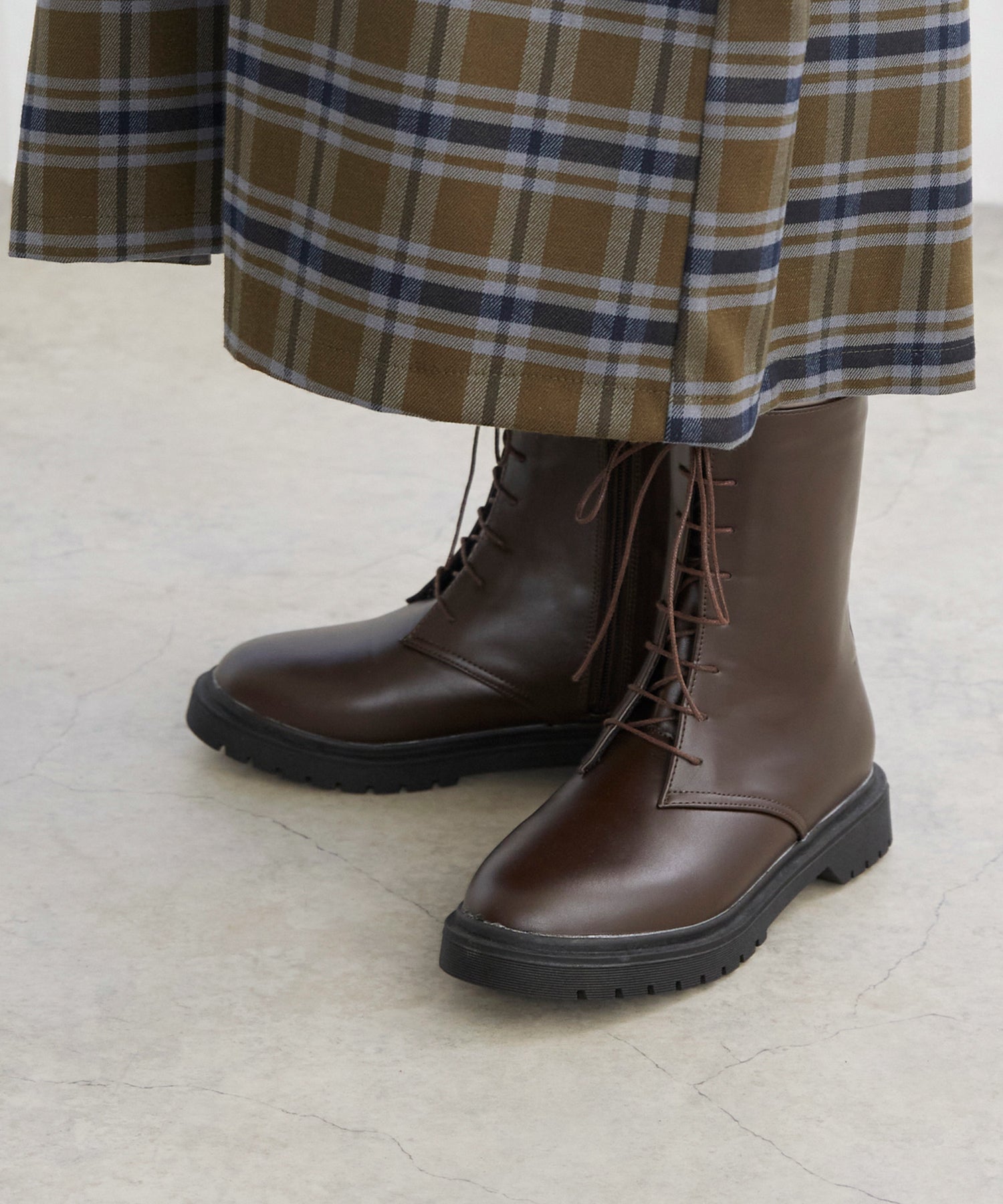 メヌエ Menue レースアップ トラックソールミドルブーツ (1086ダークブラウンPU) 1086ダークブラウンPU