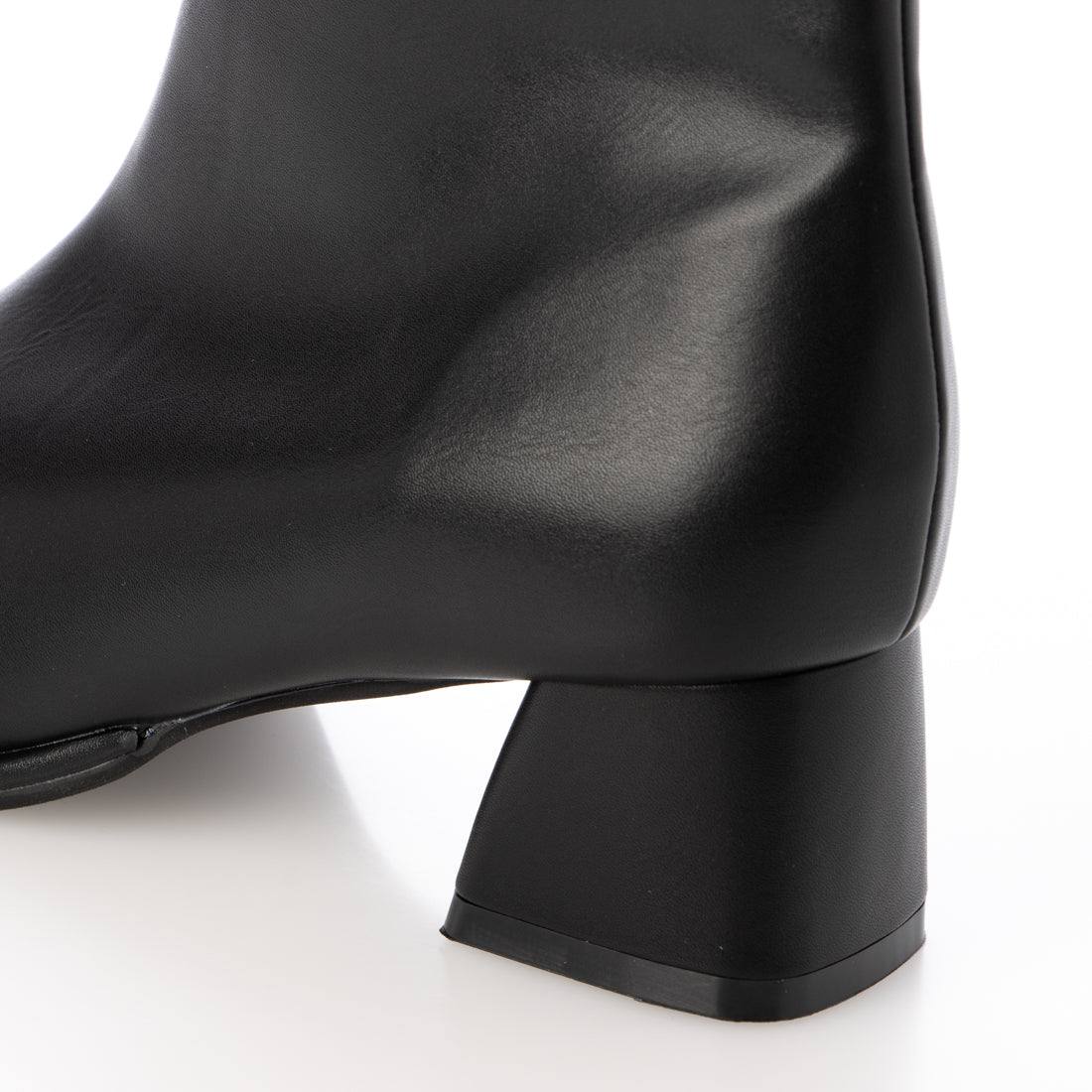 メヌエ Menue ラウンドトゥ台形ヒールショートブーツ