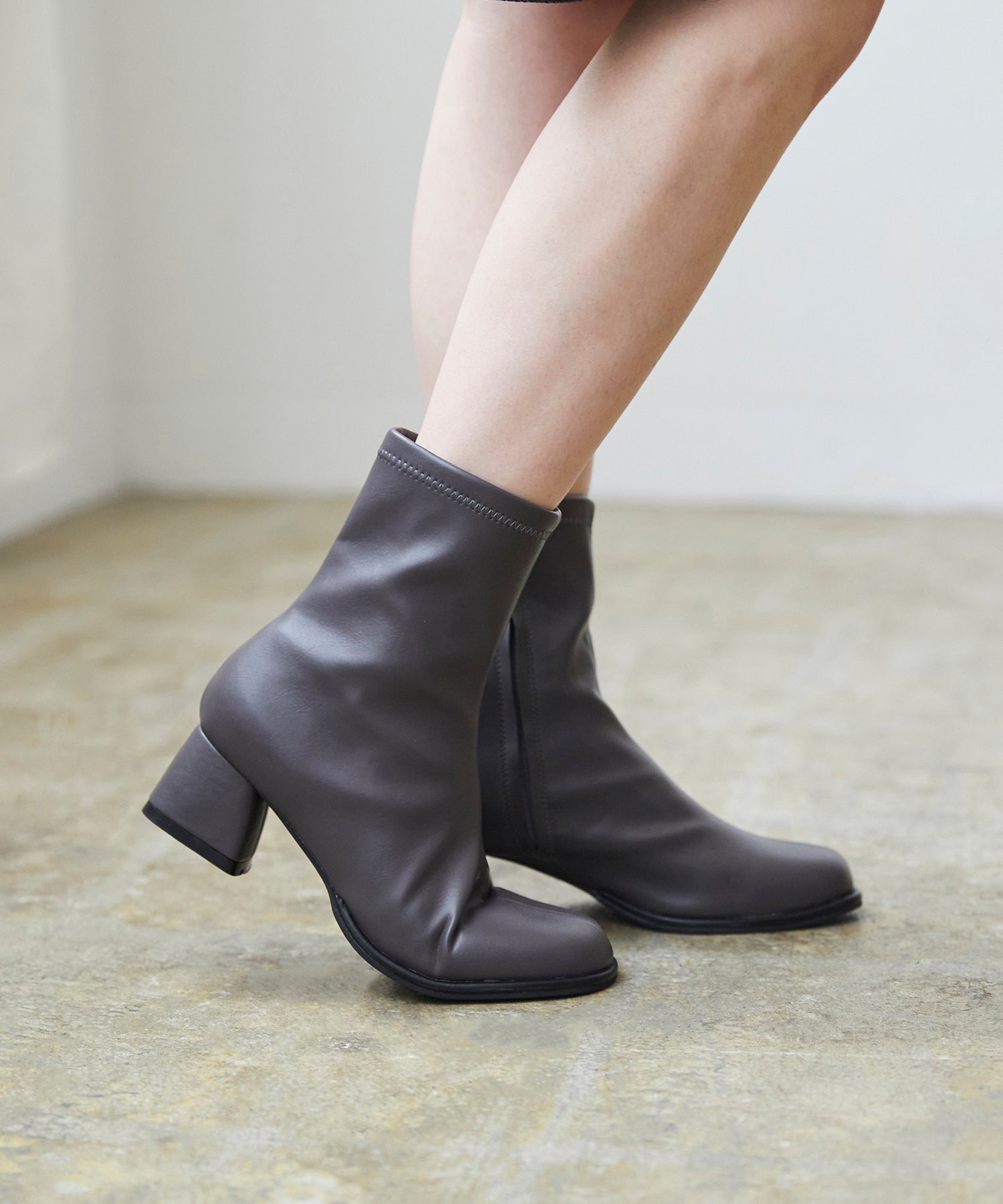 メヌエ Menue ラウンドトゥ台形ヒールショートブーツ