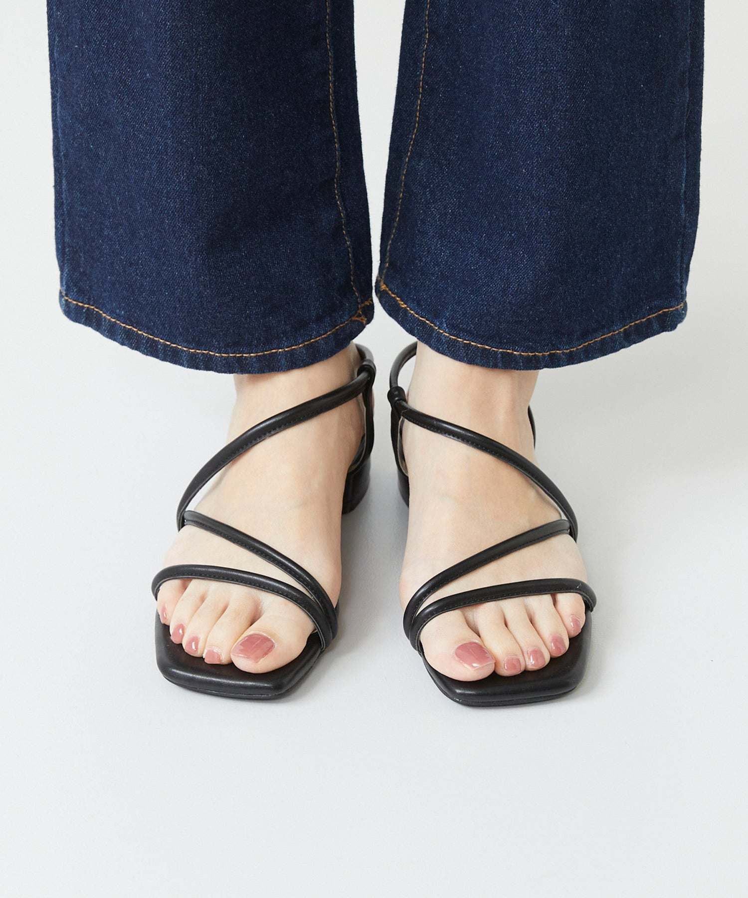 メヌエ Menue スクエアトゥ サイドストラップ ローヒール サンダル,1020ブラックPU