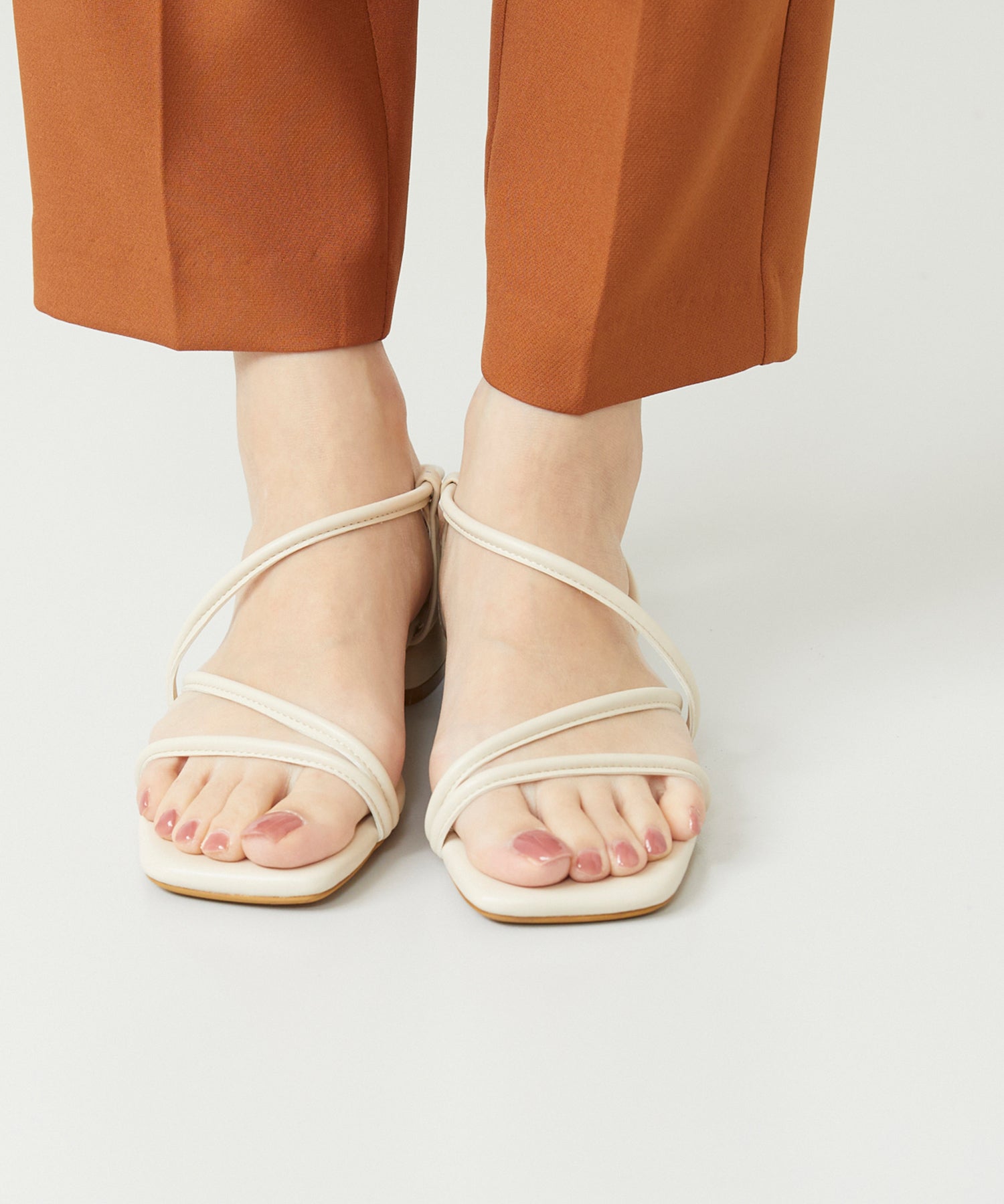 メヌエ Menue スクエアトゥ サイドストラップ ローヒール サンダル,1001アイボリーPU