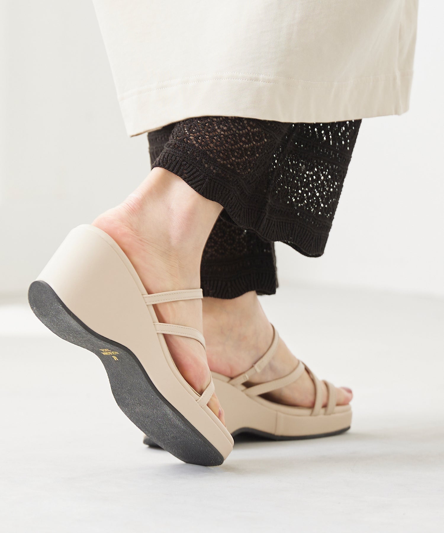 メヌエ Menue 厚底ナローストラップサンダル (1002ナチュラルPU) 1002ナチュラルPU