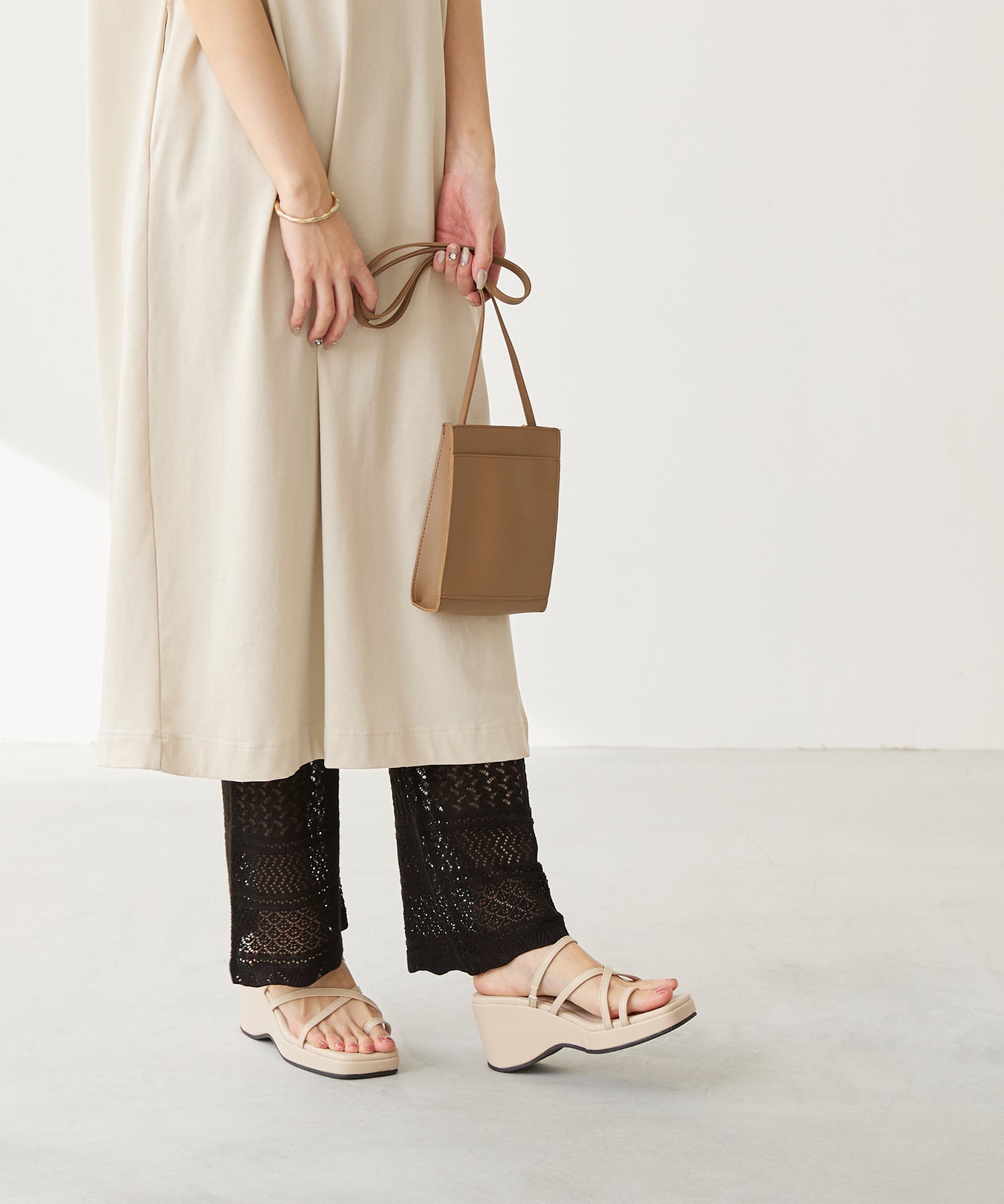 メヌエ Menue 厚底ナローストラップサンダル (1002ナチュラルPU) 1002ナチュラルPU