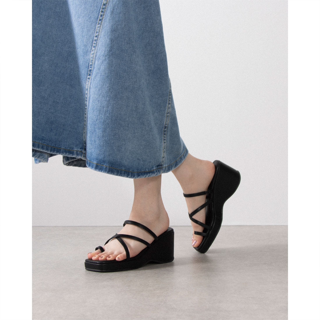 メヌエ Menue 厚底ナローストラップサンダル (1002ナチュラルPU) 1002ナチュラルPU