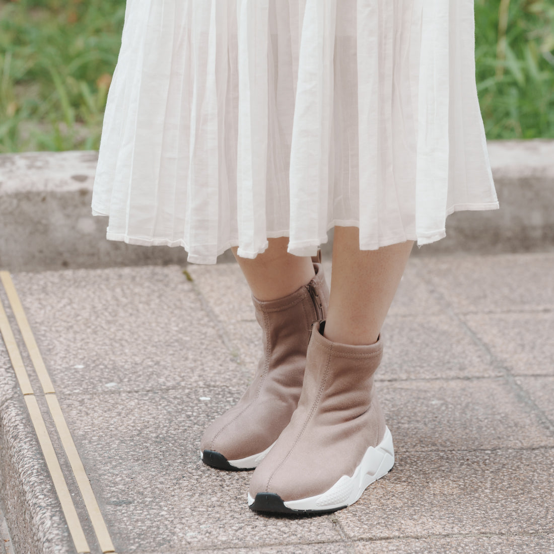 ミオノティス MIO NOTIS ストレッチスニーカーブーツ (グレージュ) グレージュ