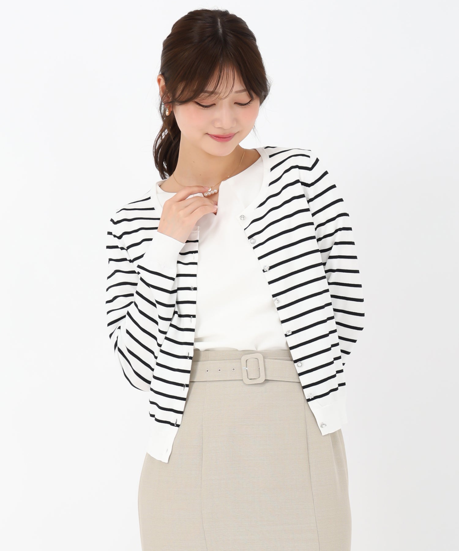 ミッシュマッシュ MISCH MASCH 2024春夏新作 ベーシックビジュー釦カーディガン (WHITE/BLACK) WHITE/BLACK