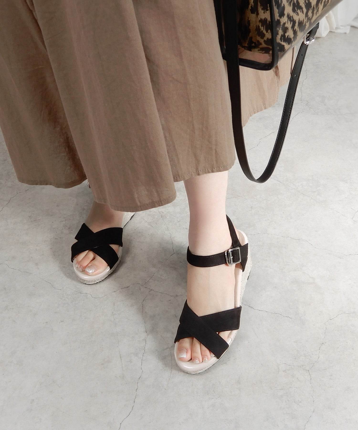 ミニア minia ジュートウェッジクロスサンダル,ブラック(スエード調)