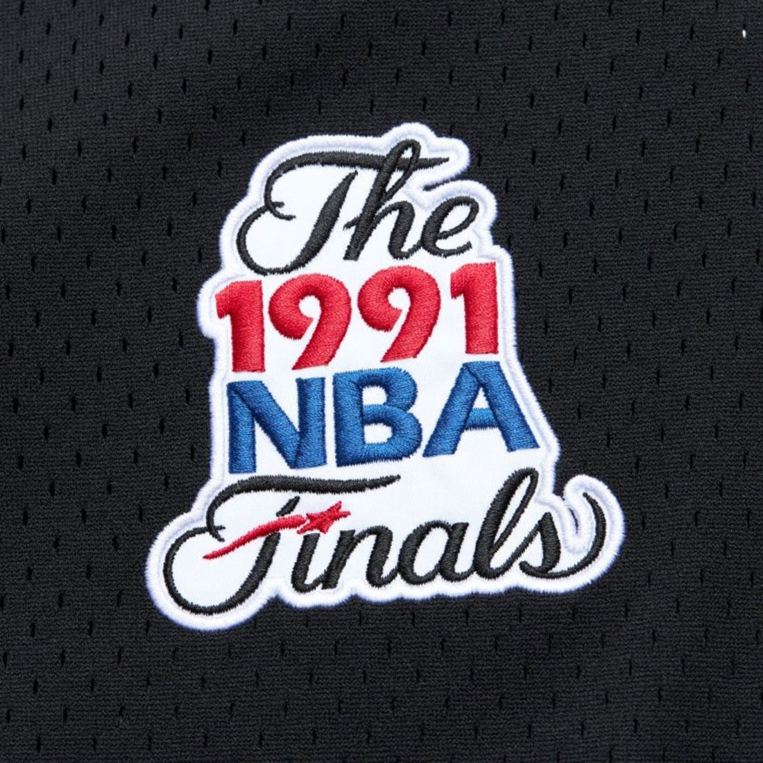 ミッチェルアンドネス mitchell & ness Mitchell & Ness Fashion Mesh V-Neck Vintage Logo Chicago Bulls(ミッチェルアンドネス ファッション メッシュ Vネック シカゴ ブルズ) (ブラック) ブラック