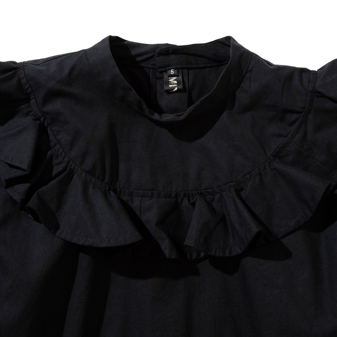 ミヤオ MIYAO フリルフラップ付きブラウス(Blouse with ruffled flaps) (ブラック) ブラック