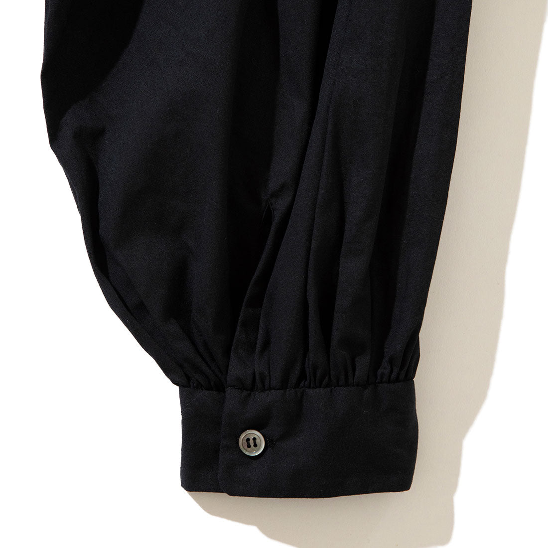 ミヤオ MIYAO フリルフラップ付きブラウス(Blouse with ruffled flaps) (ブラック) ブラック