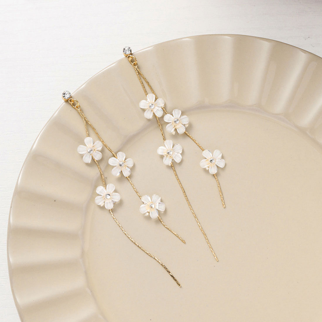 揺れる チェーンピアス 花びらイヤリング イヤリング