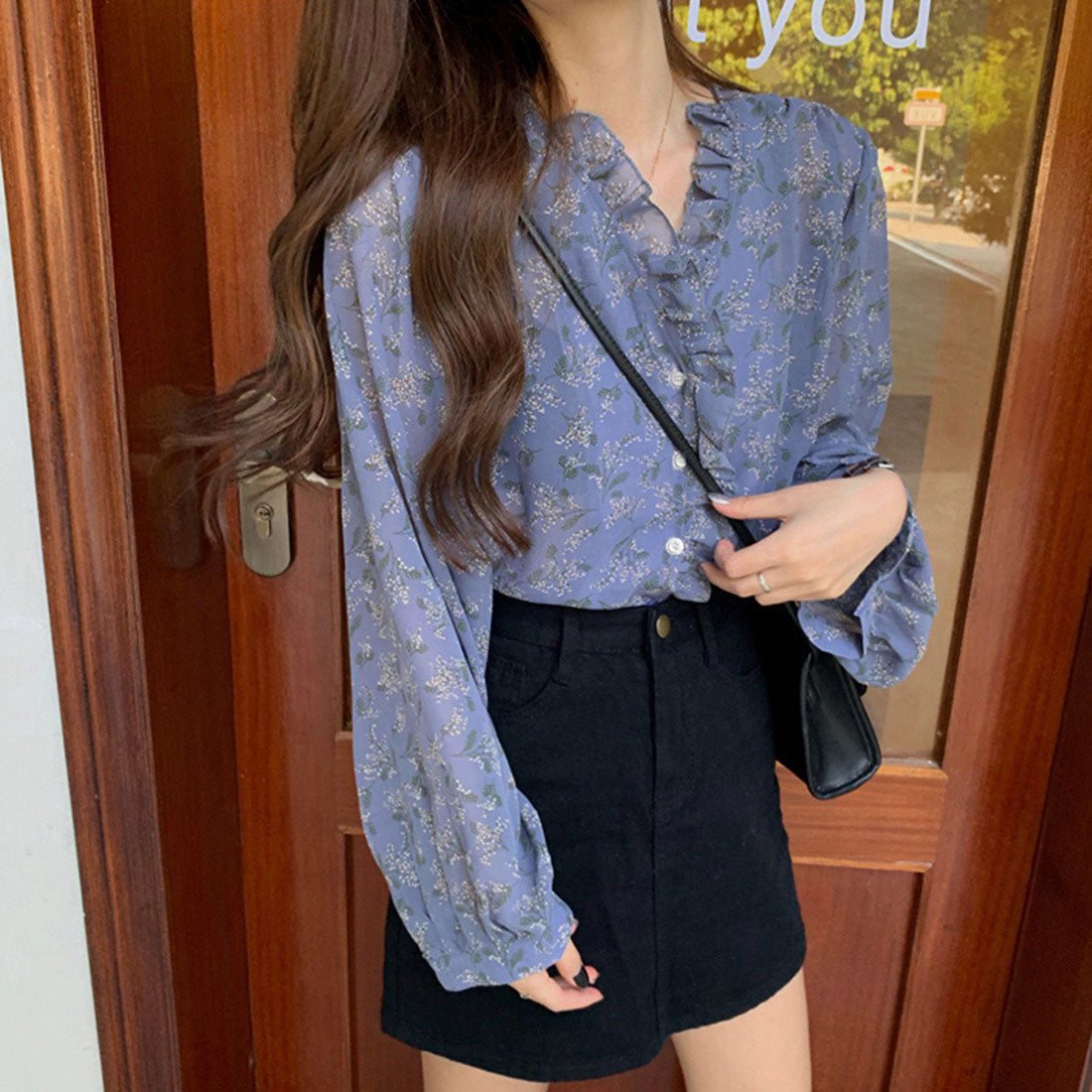 襟フリル シースルー 花柄ブラウス 女性