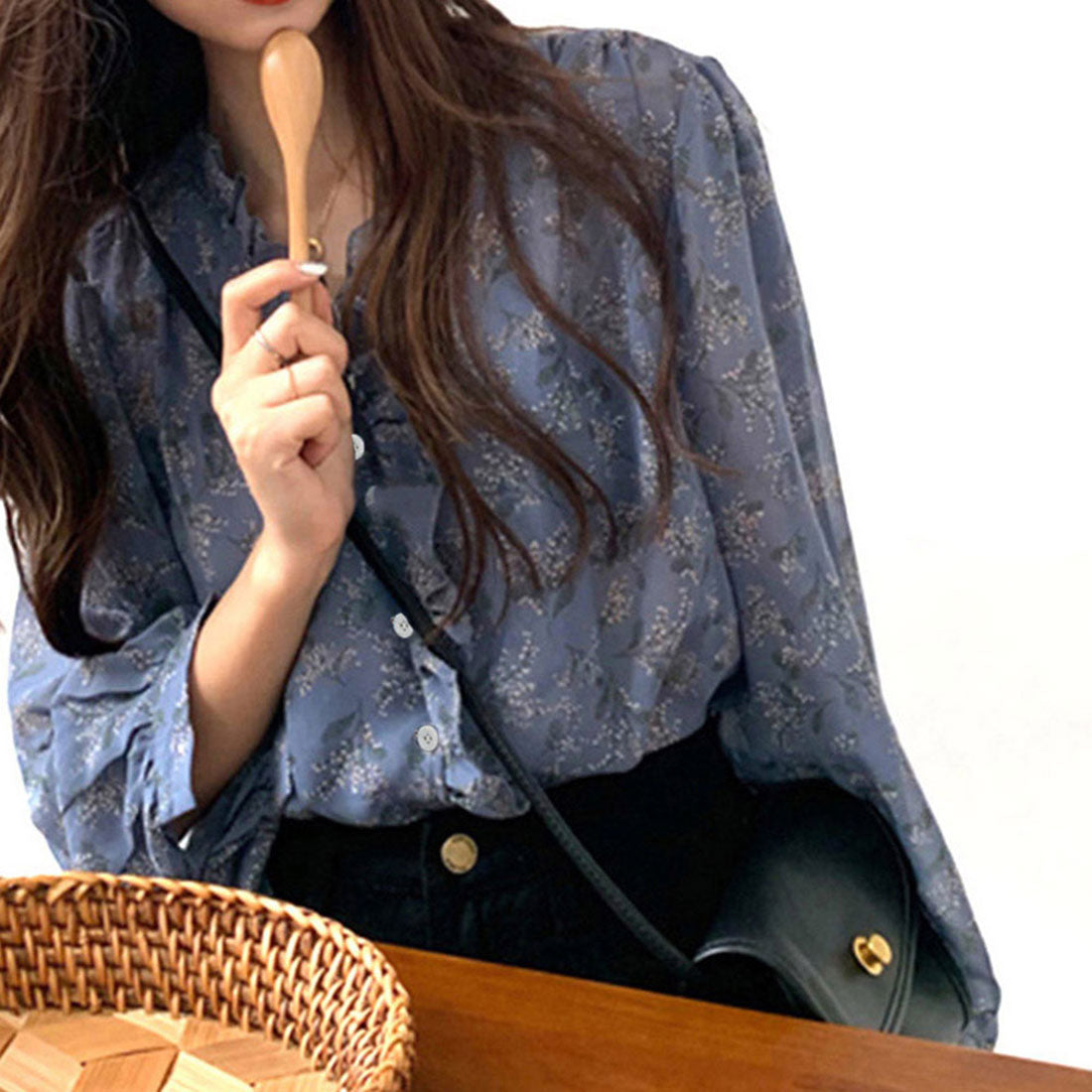 襟フリル シースルー 花柄ブラウス 女性