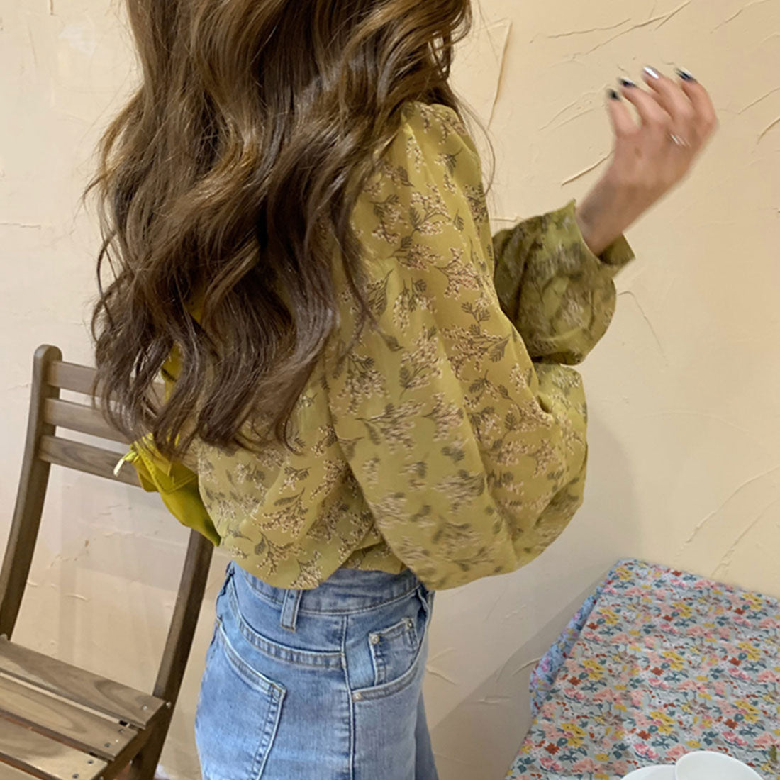 襟フリル シースルー 花柄ブラウス 女性