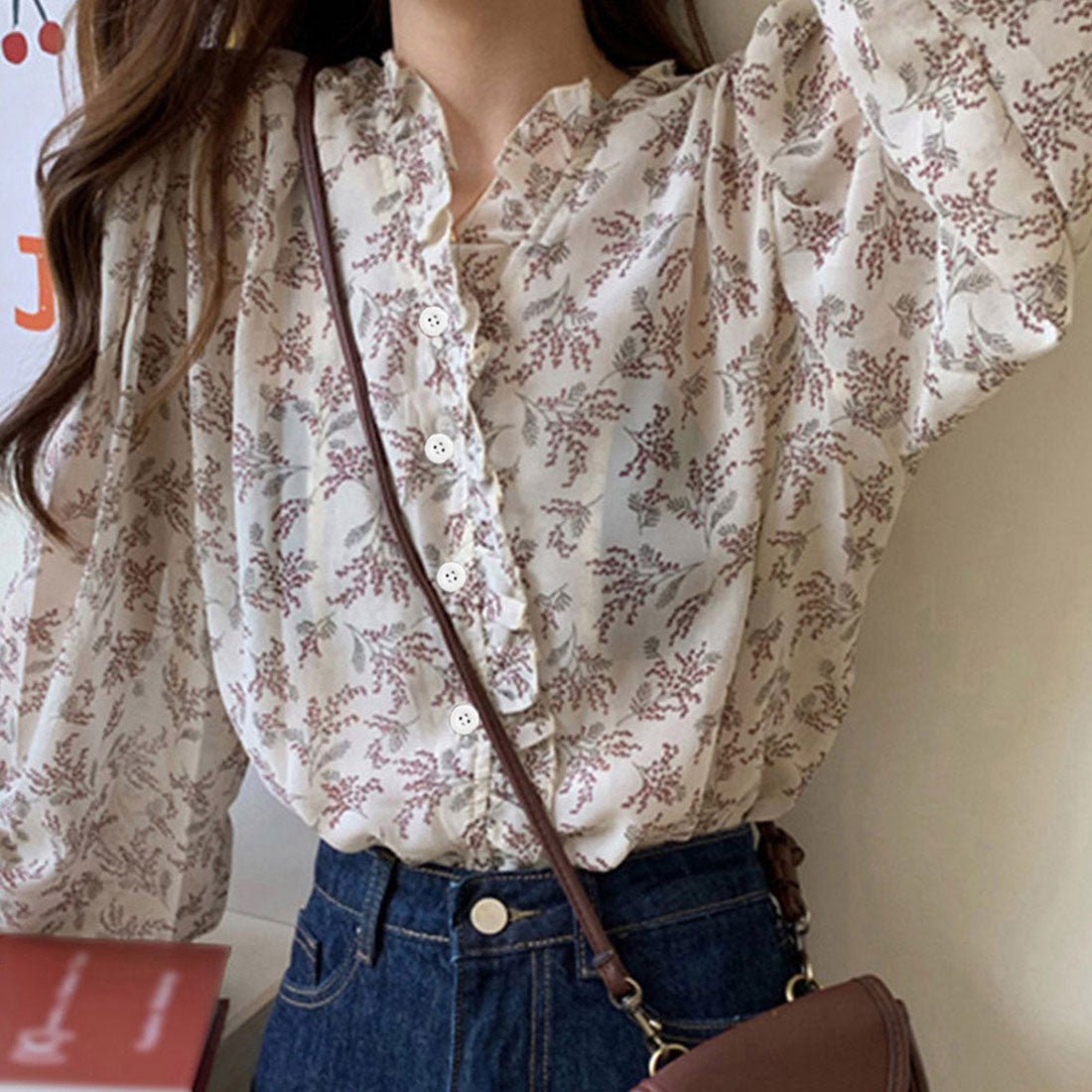 襟フリル シースルー 花柄ブラウス 女性