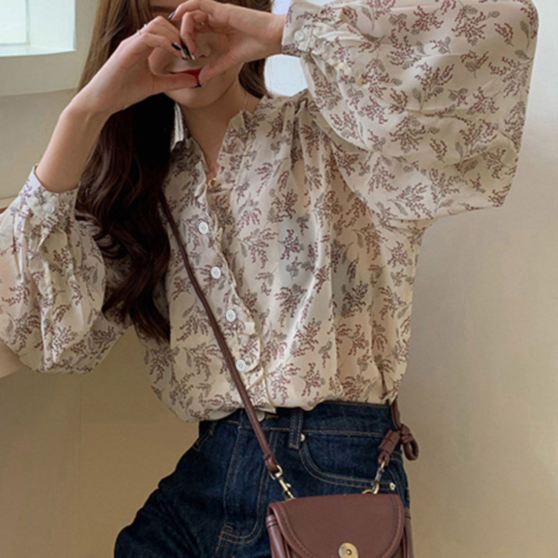 襟フリル シースルー 花柄ブラウス 女性
