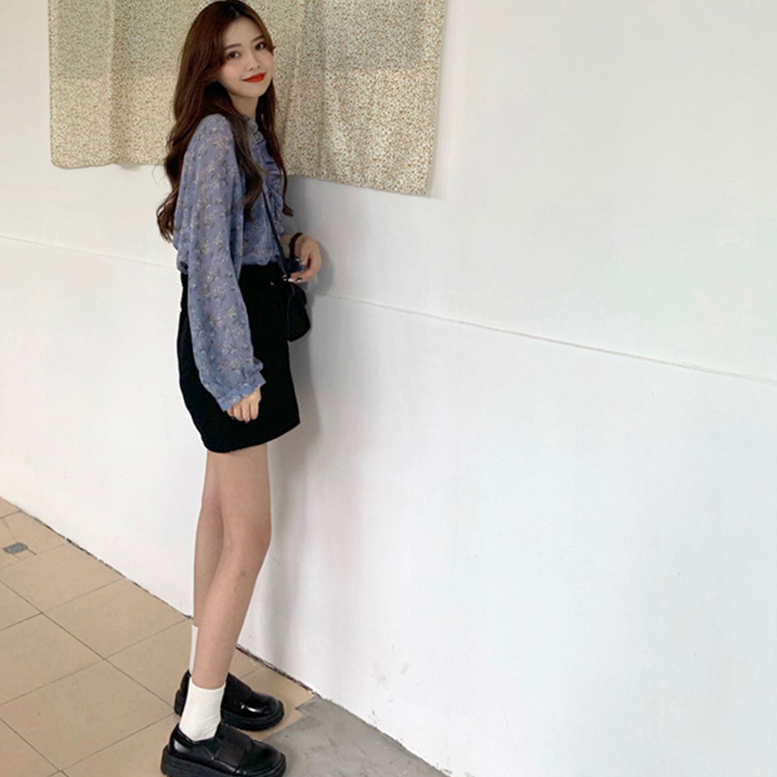 襟フリル シースルー 花柄ブラウス 女性