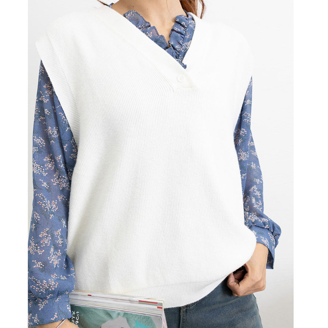 襟フリル シースルー 花柄ブラウス 女性