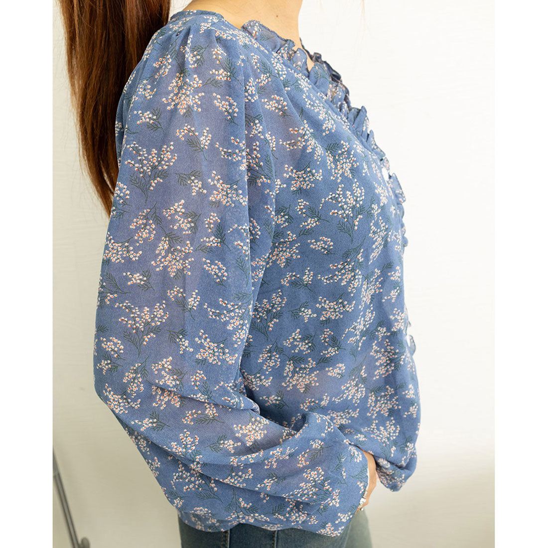 襟フリル シースルー 花柄ブラウス 女性