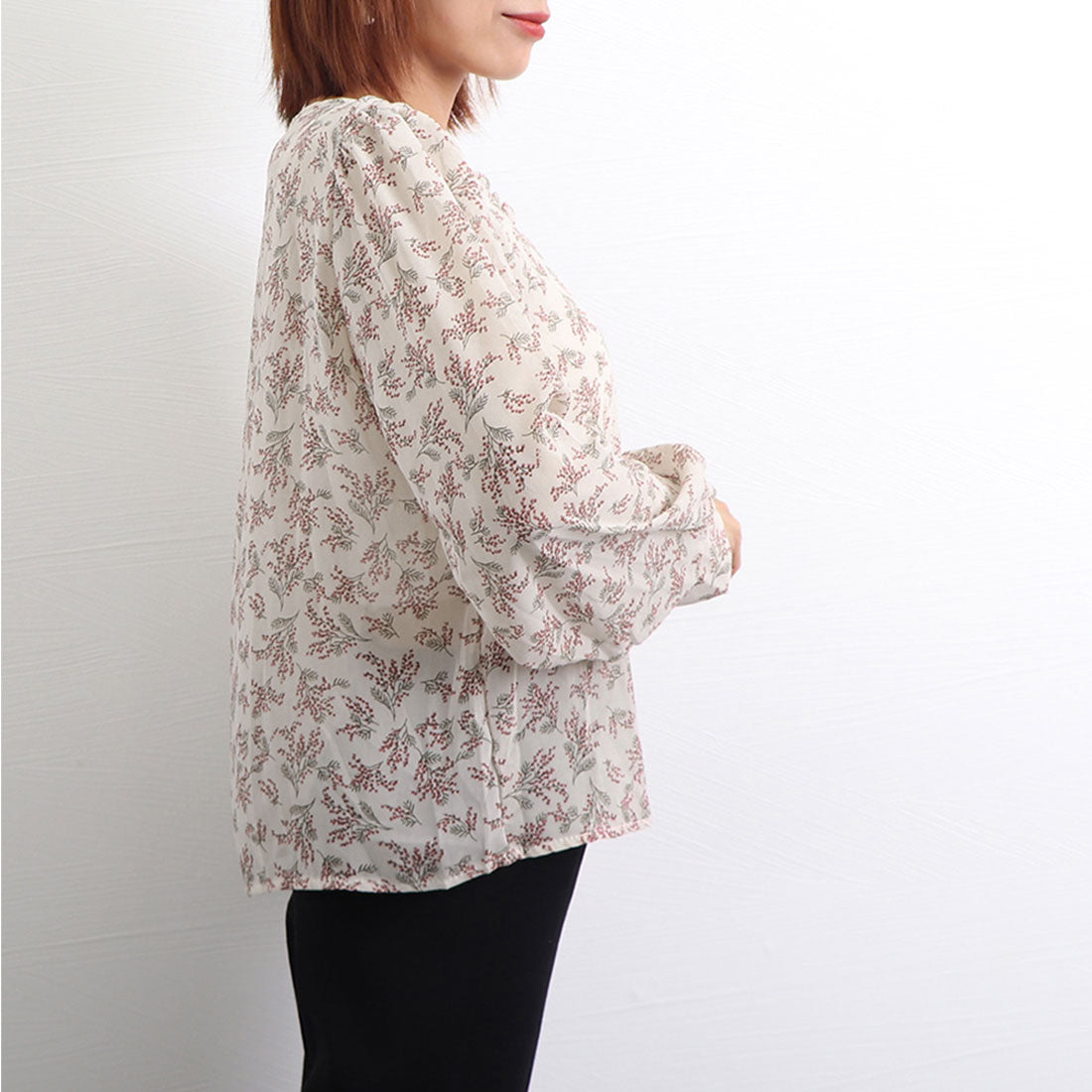 襟フリル シースルー 花柄ブラウス 女性
