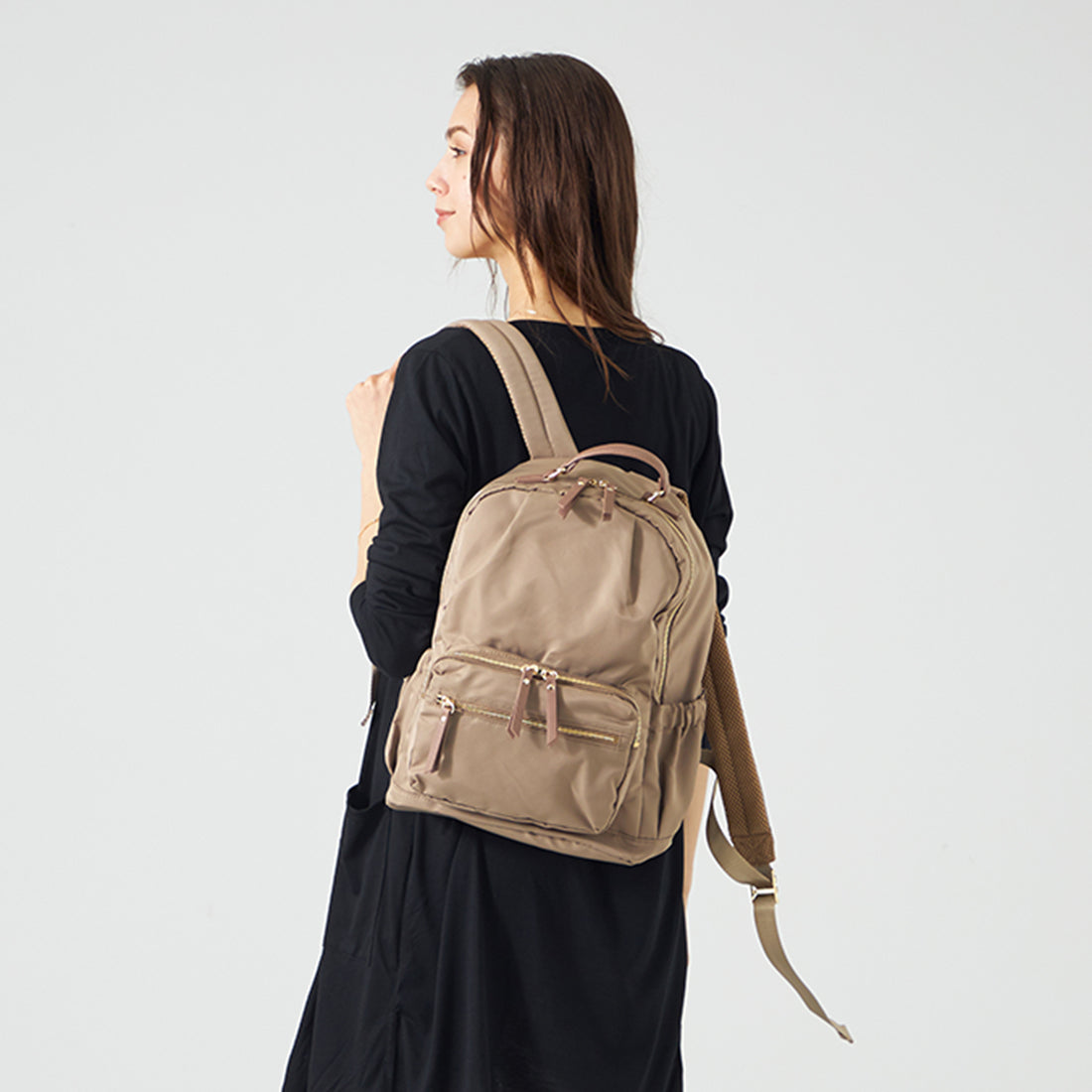 モニカ MONICA 13ポケットナイロンリュック (グレージュ) グレージュ