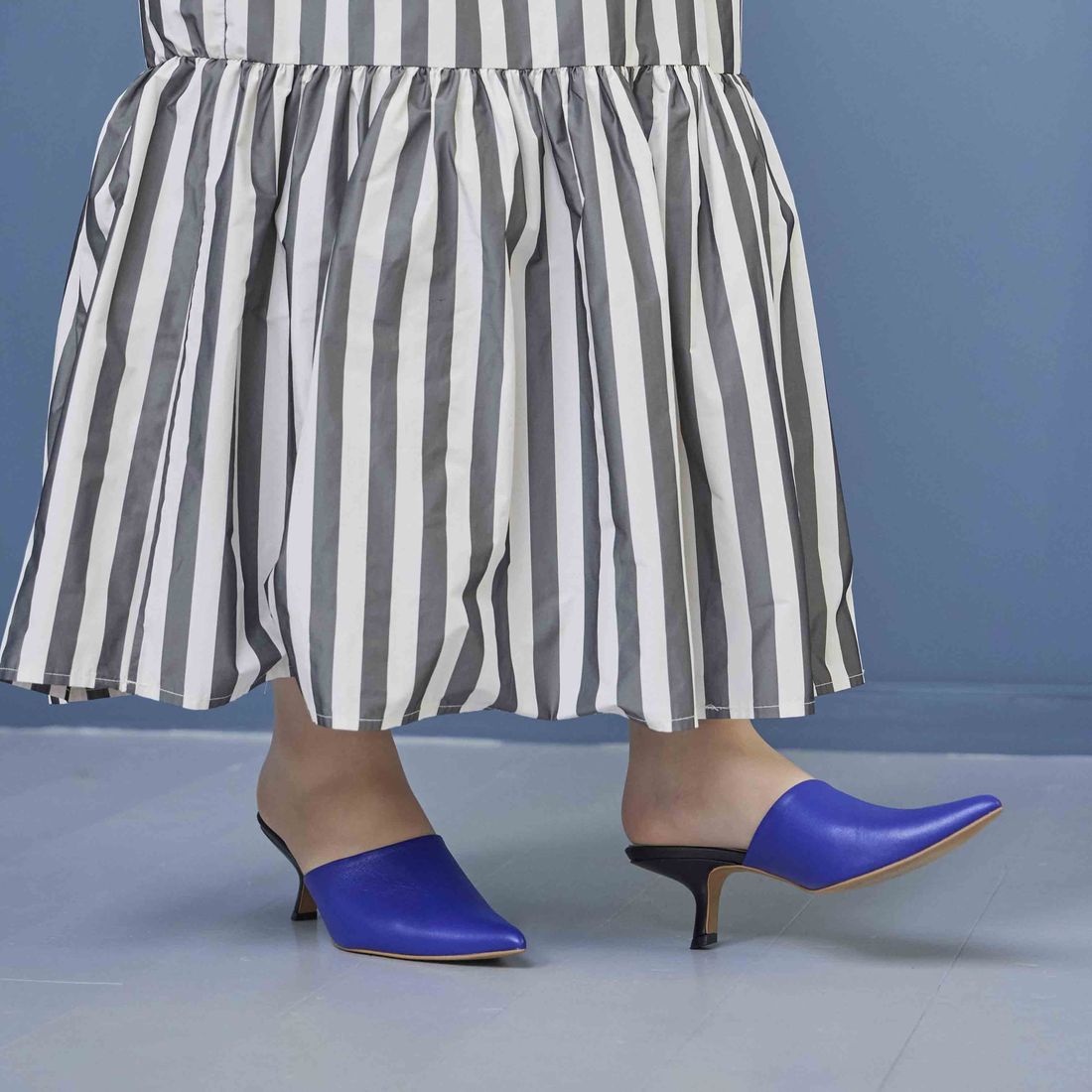 モード エ ジャコモ MODE ET JACOMO ダイアゴナルヒールポインテッドトゥミュール,ブルー