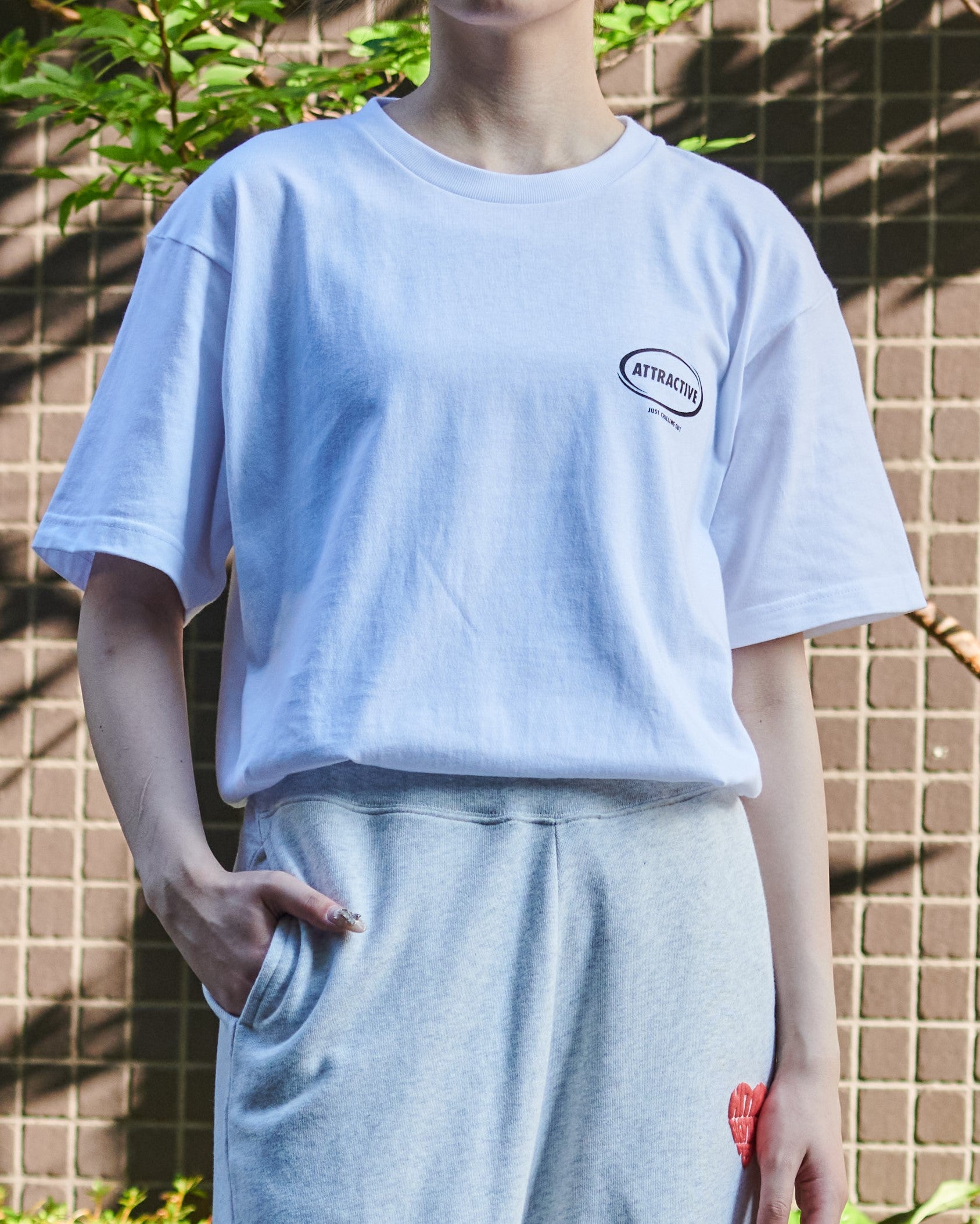 モディッシュガゼ MODISH GAZE スモーキングガール SIT BACK AND RELAX半袖Tシャツ (ホワイト) ホワイト