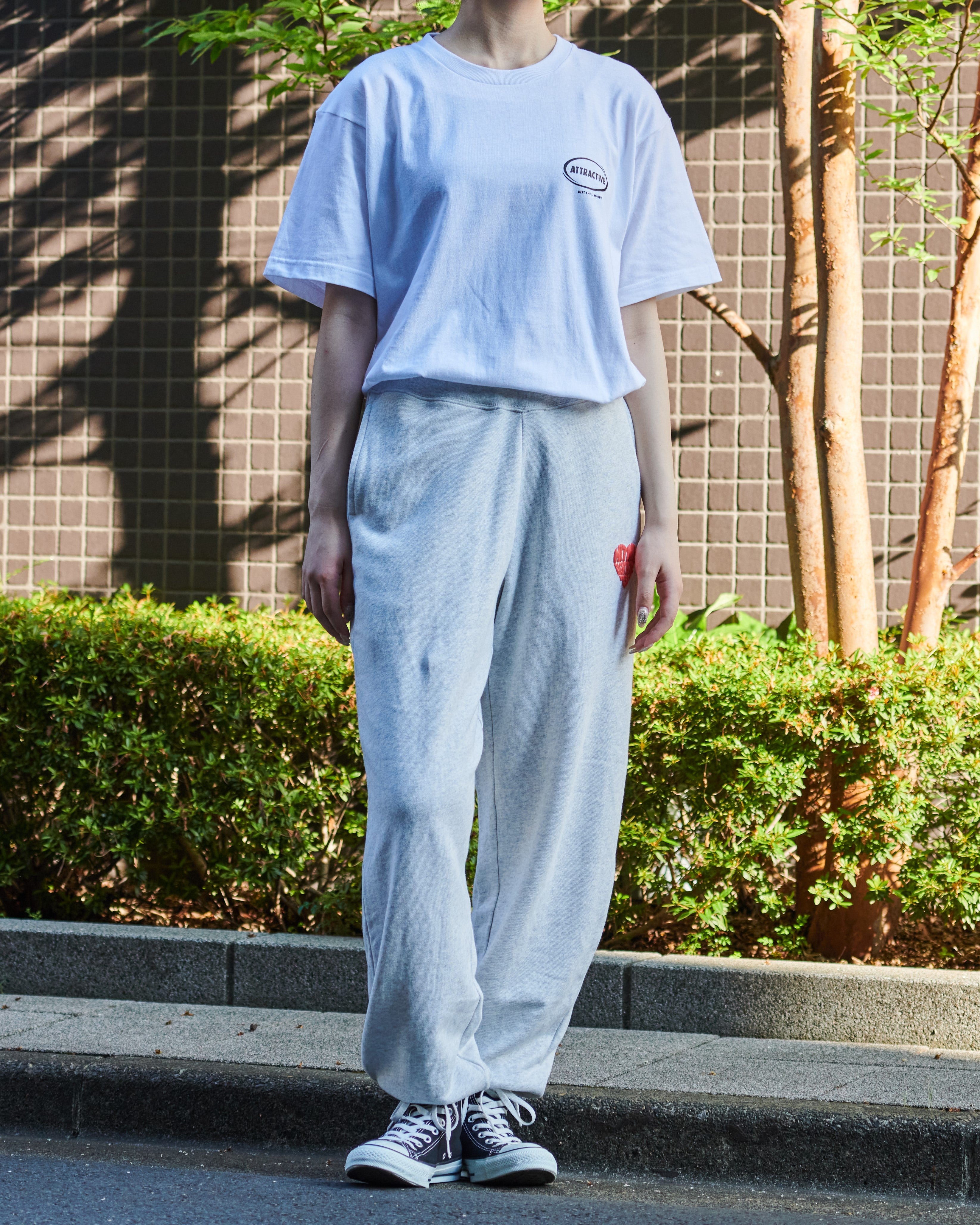 モディッシュガゼ MODISH GAZE スモーキングガール SIT BACK AND RELAX半袖Tシャツ (ホワイト) ホワイト