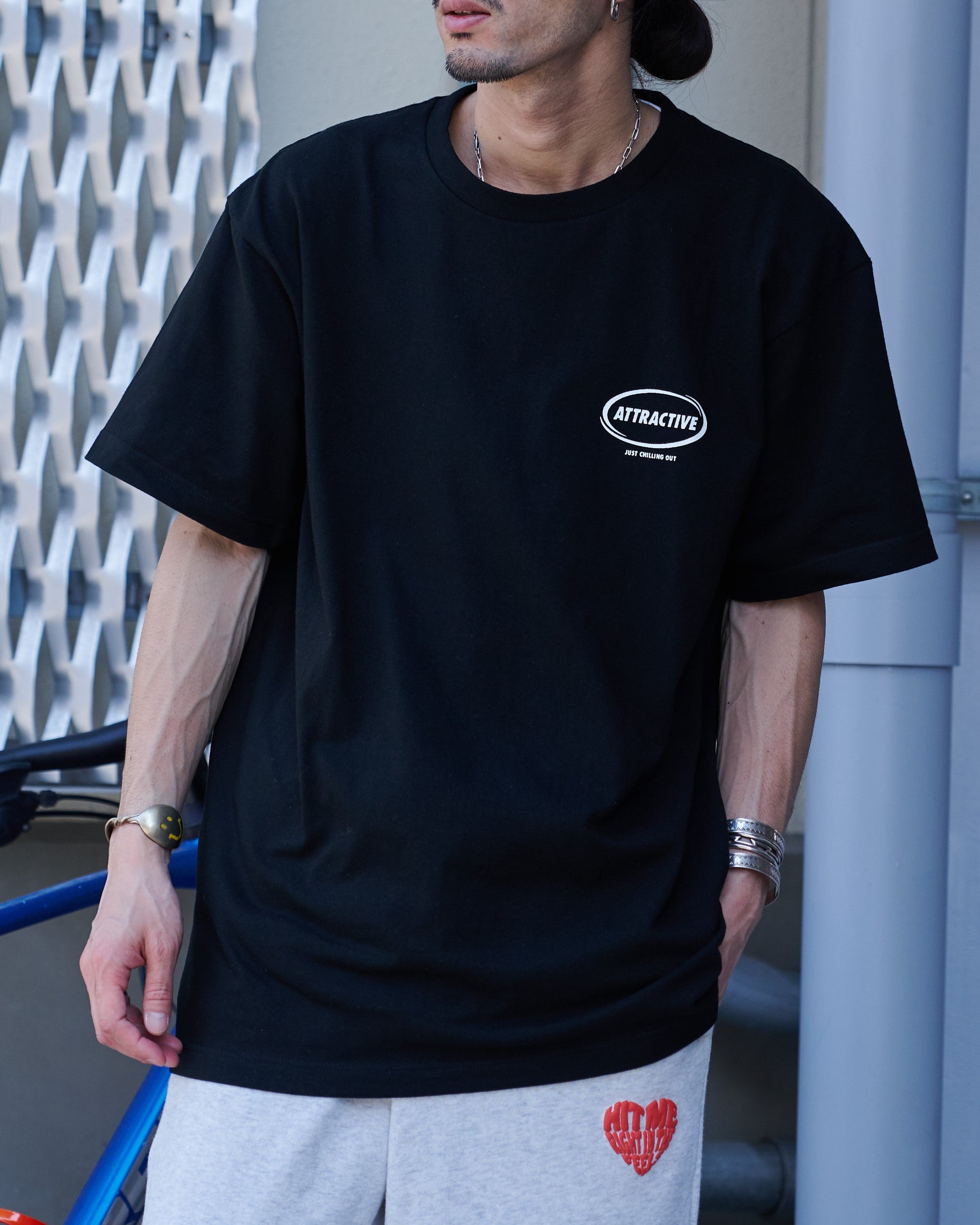 モディッシュガゼ MODISH GAZE スモーキングガール SIT BACK AND RELAX半袖Tシャツ (ブラック) ブラック