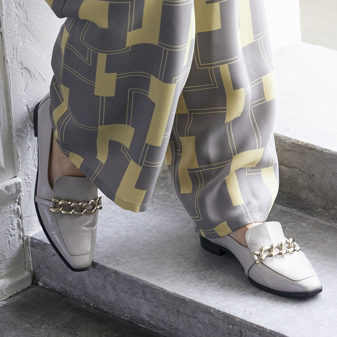 モード エ ジャコモ カリーノ MODE ET JACOMO carino スクエアトゥチェーンビットローファー,グレー