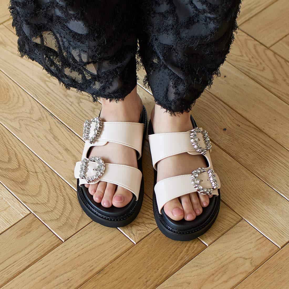 モード エ ジャコモ カリーノ MODE ET JACOMO carino 厚底ビジューバックルサンダル (アイボリー) アイボリー