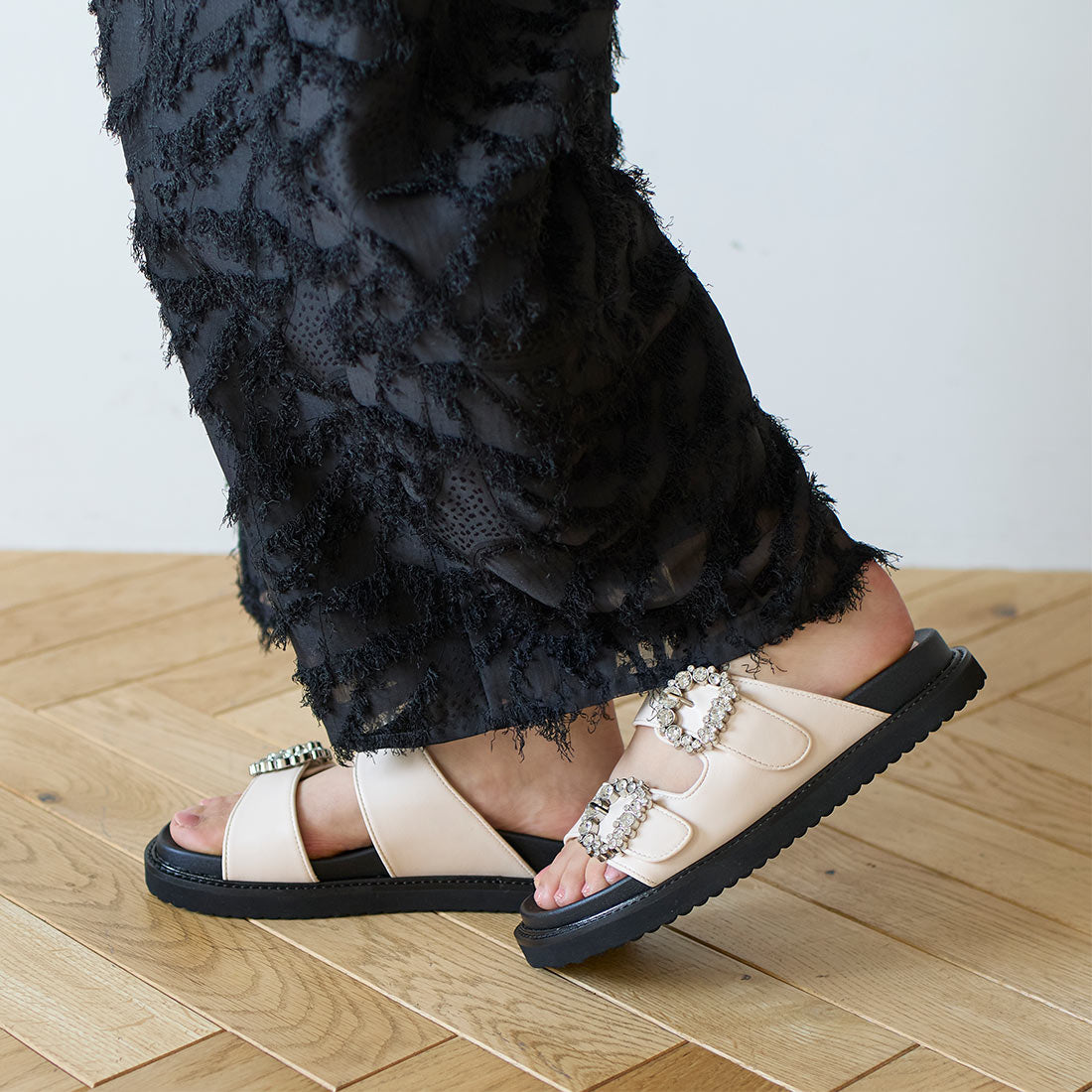 モード エ ジャコモ カリーノ MODE ET JACOMO carino 厚底ビジューバックルサンダル (アイボリー) アイボリー