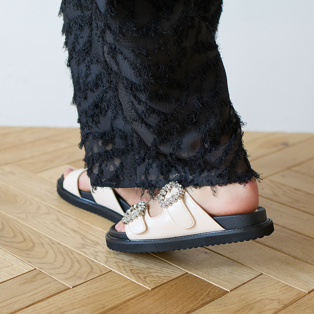 モード エ ジャコモ カリーノ MODE ET JACOMO carino 厚底ビジューバックルサンダル (アイボリー) アイボリー